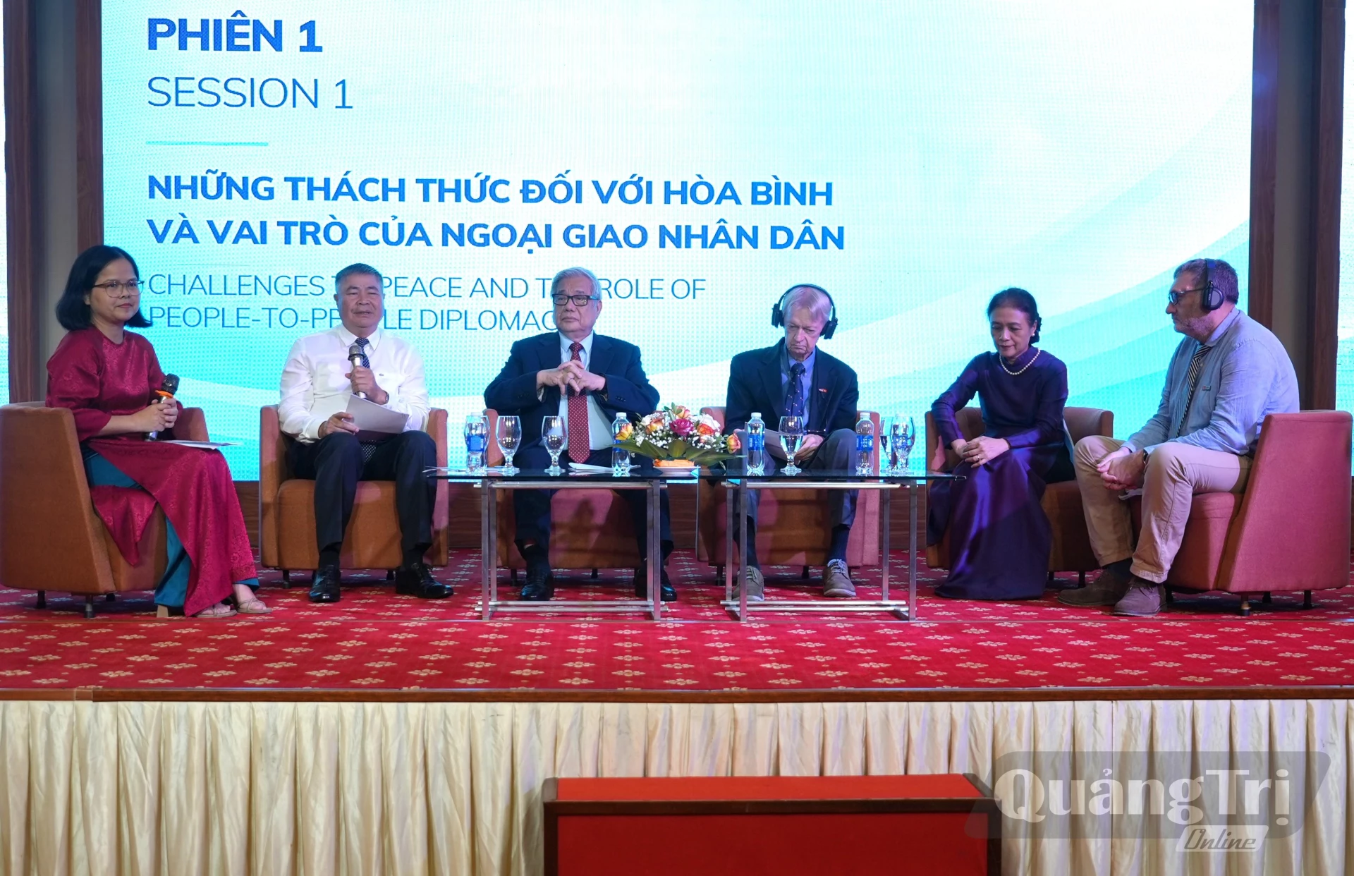 Các điều phối viên và diễn giả tham dự tọa đàm - Ảnh: T.Đ