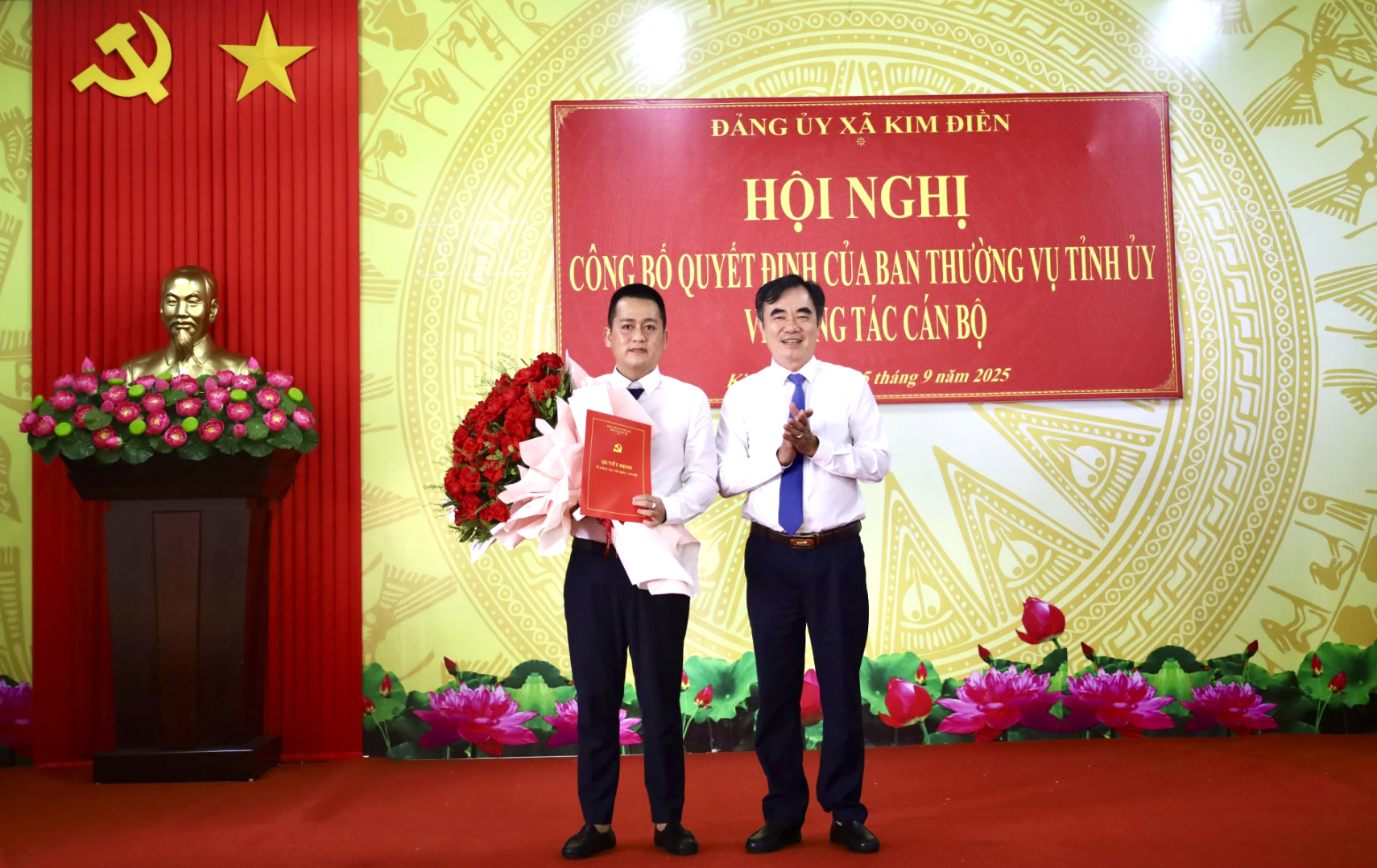 Ủy viên Ban Thường vụ Tỉnh ủy, Chánh Thanh tra tỉnh Nguyễn Lương Bình trao quyết định và tặng hoa chúc mừng đồng chí Trần Mạnh Hùng giữ chức Phó Bí thư Đảng ủy xã Kim Điền, nhiệm kỳ 2025-2030. Ảnh: Quang Ngọc