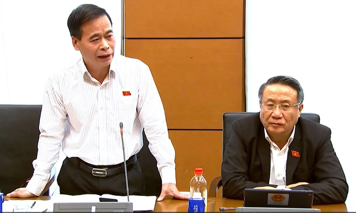 Đại biểu Nguyễn Mạnh Cường tham gia ý kiến góp ý dự thảo nghị quyết.