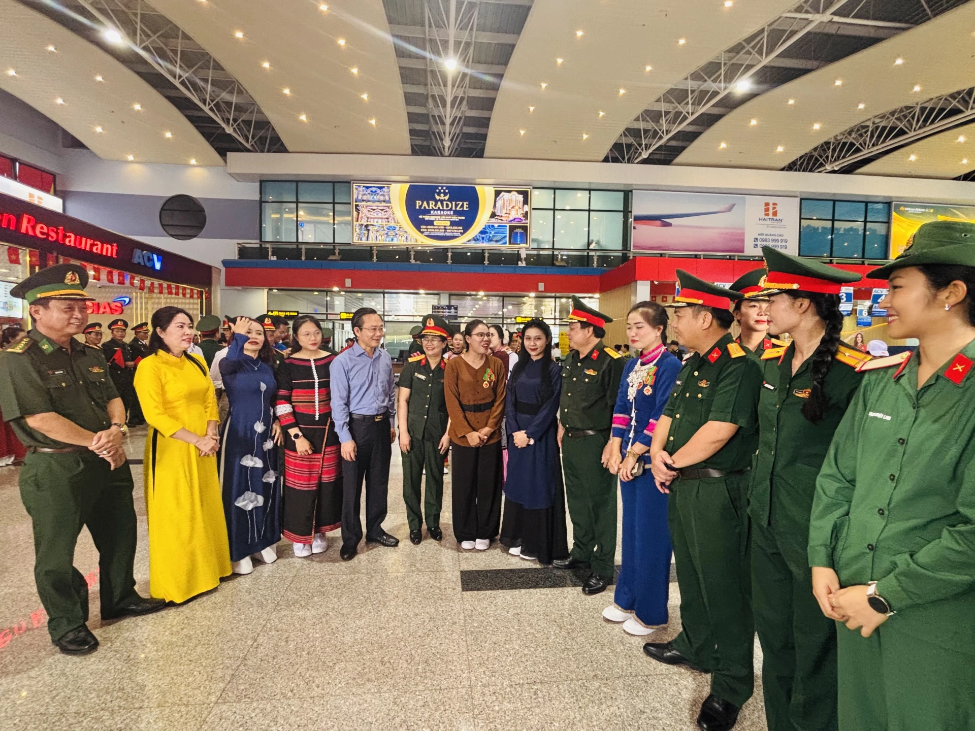 Phó chủ tịch UBND tỉnh Hoàng Xuân Tân cùng lãnh đạo các ban, ngành trò chuyện cùng các cán bộ, chiến sĩ, dân quân tự vệ - Ảnh: K.H