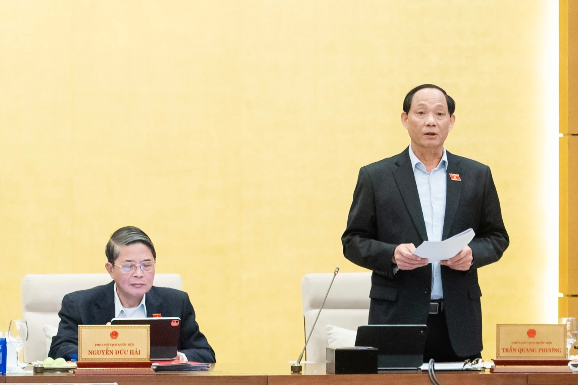 Phó Chủ tịch Quốc hội, Thượng tướng Trần Quang Phương điều hành phiên họp.