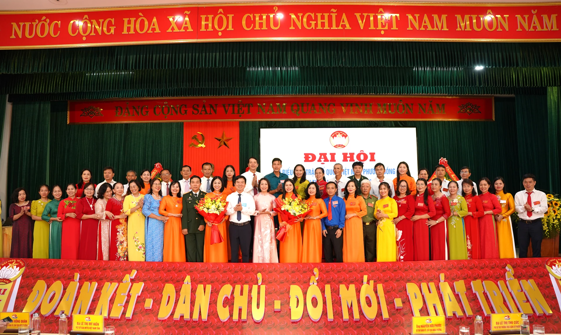 Đại diện lãnh đạo phường Đồng Sơn và Ủy ban MTTQVN tỉnh tặng hoa chúc mừng Ủy ban MTTQVN phường Đồng Hới nhiệm kỳ 2025-2030. Ảnh: H.Tr.