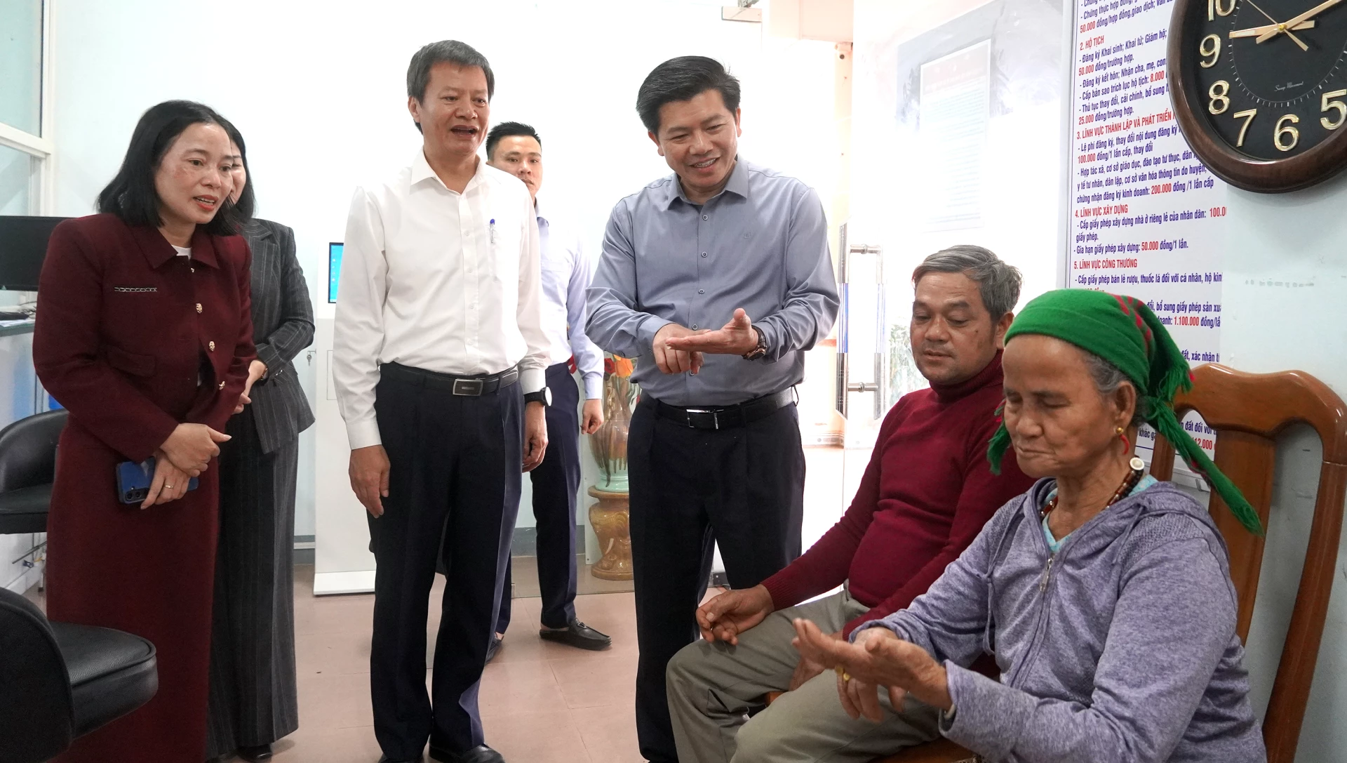 Đồng chí Trần Vũ Khiêm, Phó Bí thư Thường trực Tỉnh ủy trò chuyện với bà con làm thủ tục tại Trung tâm Phục vụ Hành chính công xã - Ảnh: N.M