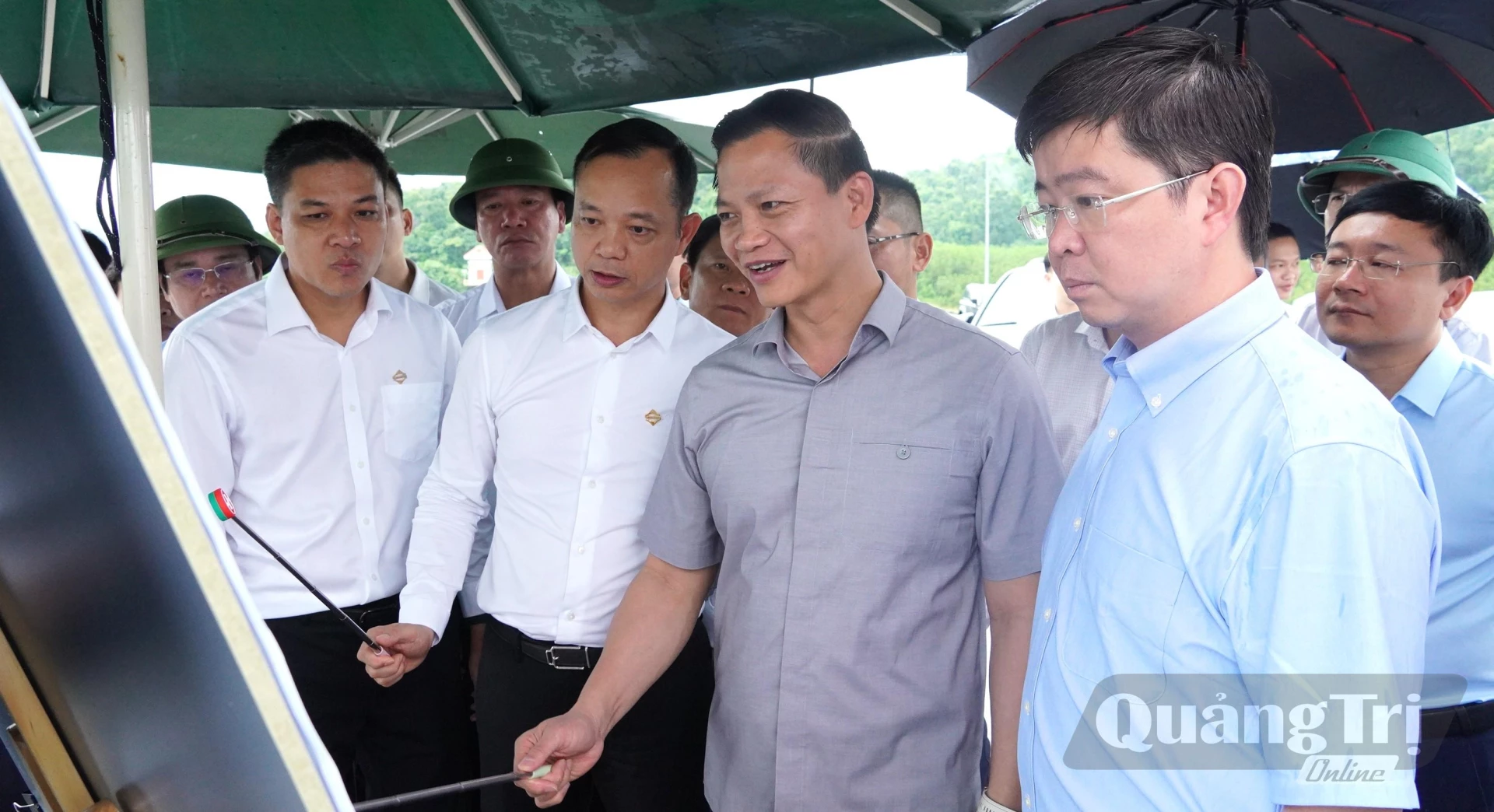 Đồng chí Vương Quốc Tuấn, Bí thư Tỉnh ủy và các đồng chí lãnh đạo tỉnh kiểm tra thực địa để chuẩn bị triển khai dự án quần thể du lịch sinh thái, nghỉ dưỡng và vui chơi giải trí núi U Bò - hồ Thác Chuối - Ảnh: Q.V