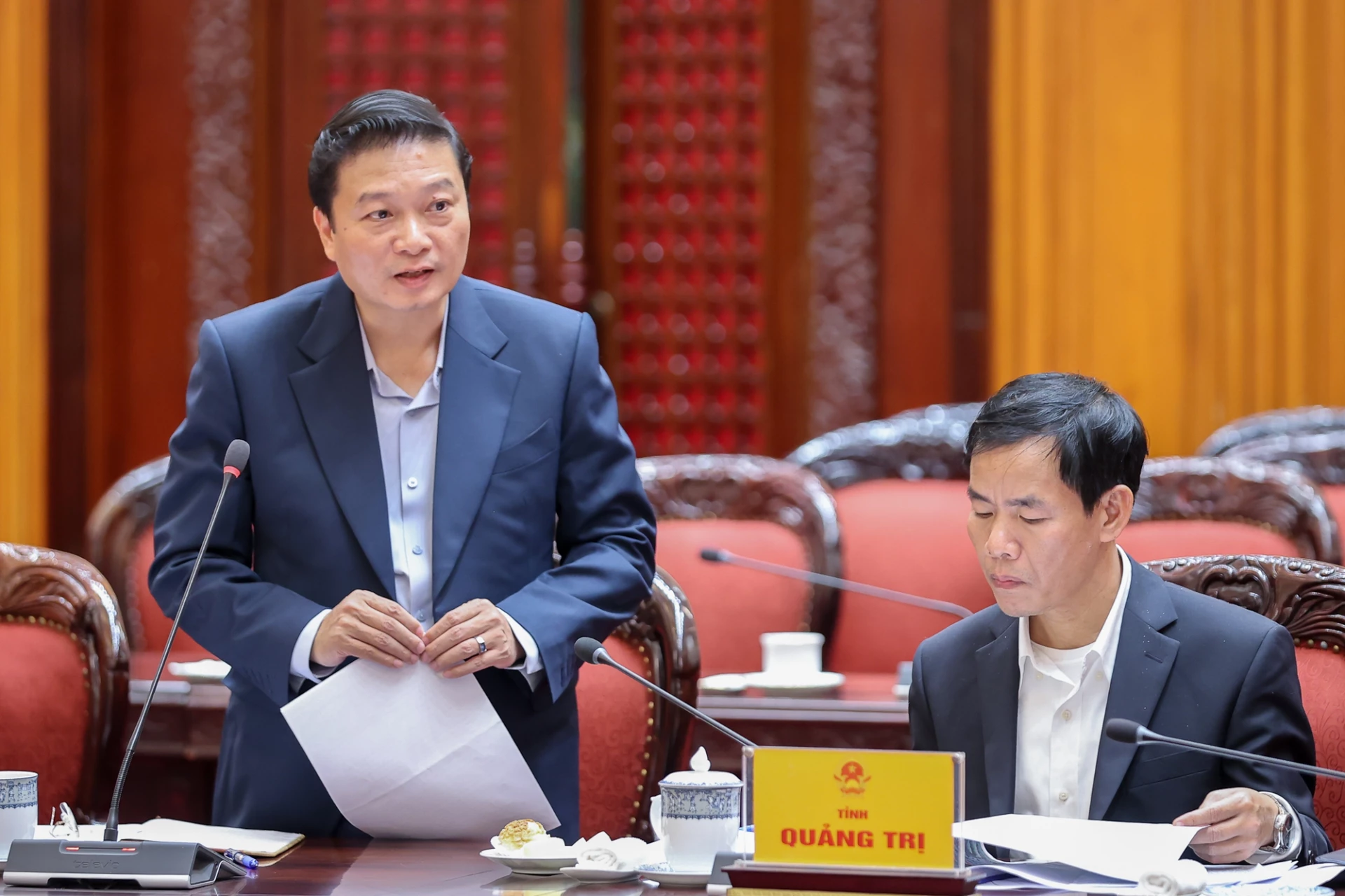 Đồng chí Phó Bí thư Tỉnh ủy, Chủ tịch UBND tỉnh Quảng Trị Lê Hồng Vinh báo cáo tại cuộc họp.