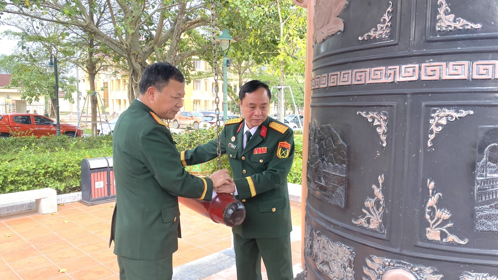 Lãnh đạo Hội CCB tỉnh thực hiện nghi thức thỉnh chuông - Ảnh: NL