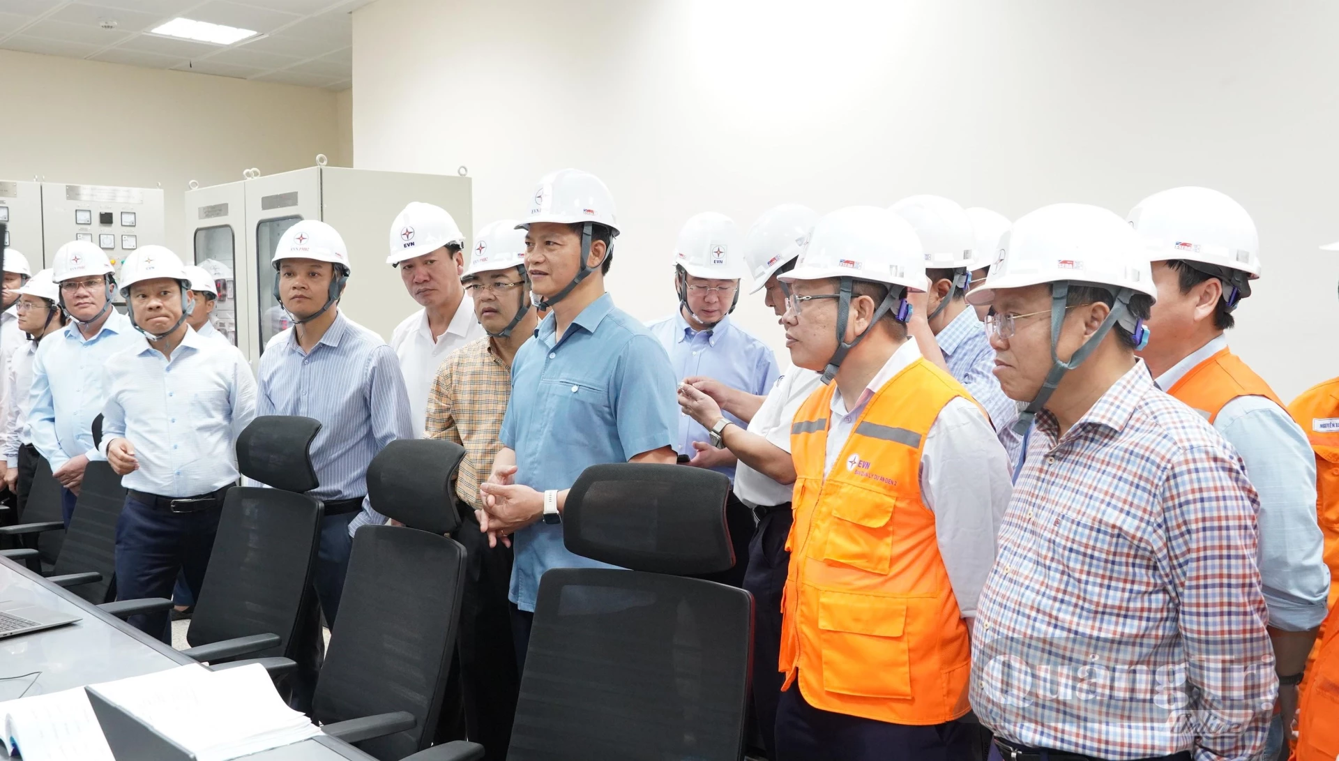 Đồng chú Vương Quốc Tuấn, Bí thư Tỉnh ủy kểm tra kíp trực vận hành Nhà điều khiển trung Nhà máy Nhiệt điện Quảng Trạch I - Ảnh: Q.V  tâm của Nhà máy Nhiệt điện Quảng Trạch I