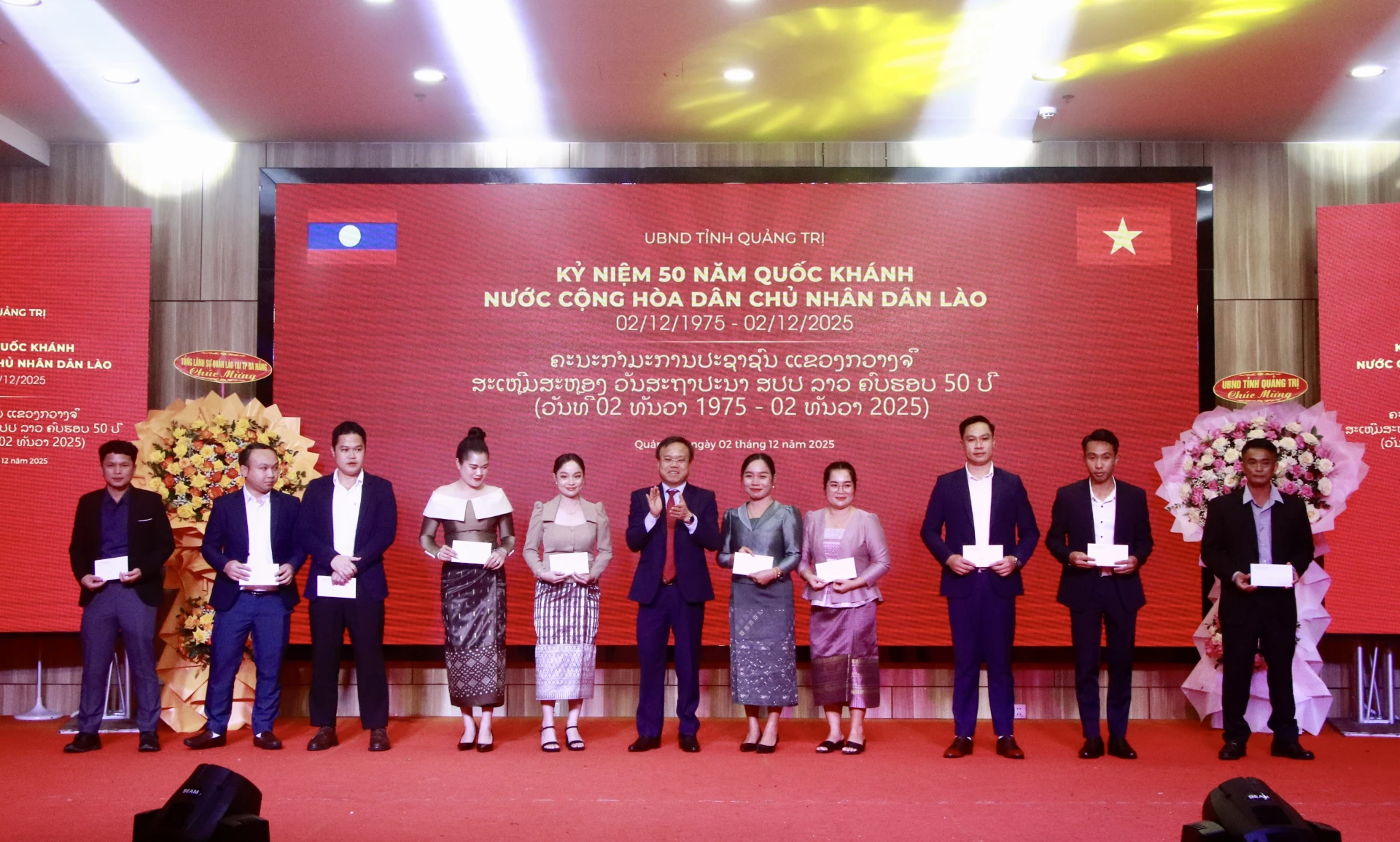 Phó Chủ tịch UBND tỉnh Lê Đức Tiến trao quà cho cán bộ Lào - Ảnh: H.N