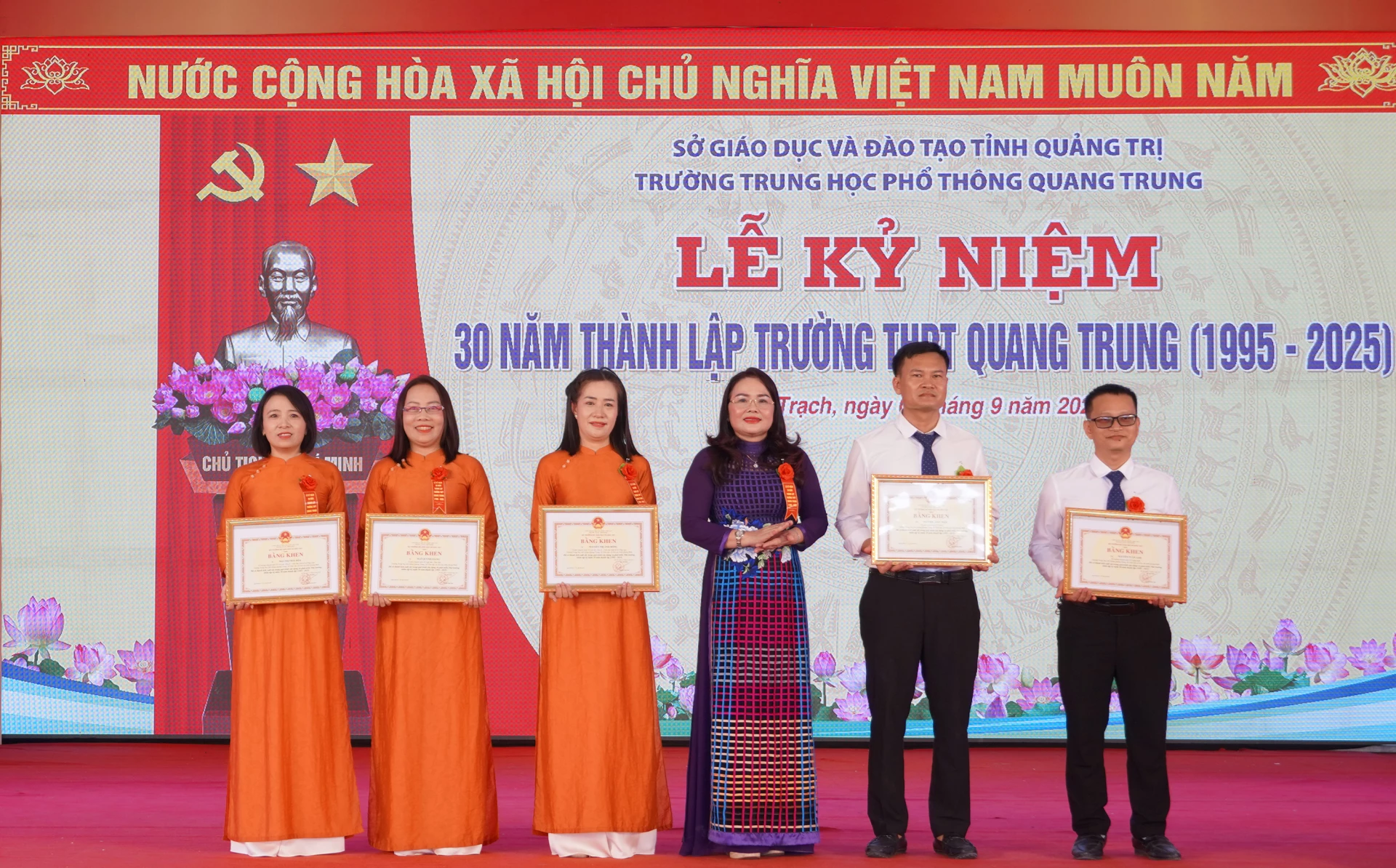 Trao bằng khen của Bộ trưởng Bộ Giáo dục và Đào tạo cho các cá nhân - Ảnh: N.H