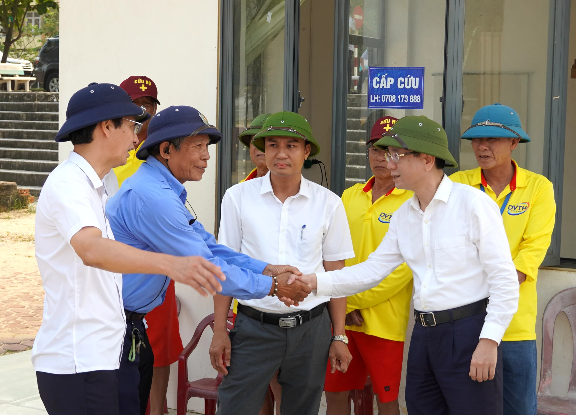 Đồng chí Phan Mạnh Hùng, Bí thư Đảng ủy phường Đồng Hới chia sẻ, chuyện trò động viên đội cứu hộ tại bãi biển Nhật Lệ - Ảnh: H.Tr.