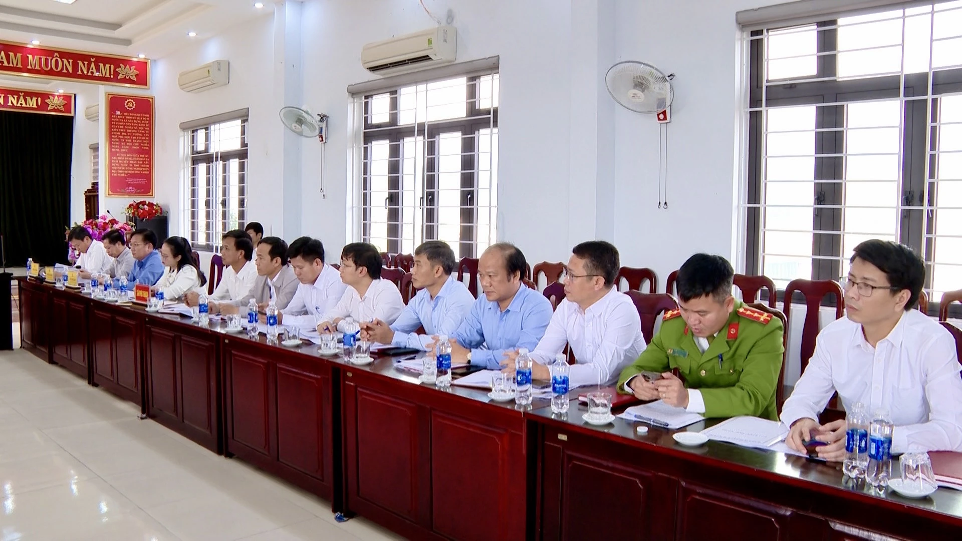 Các đại biểu tham gia buổi làm việc tại UBND xã Phú Trạch - Ảnh: B.C