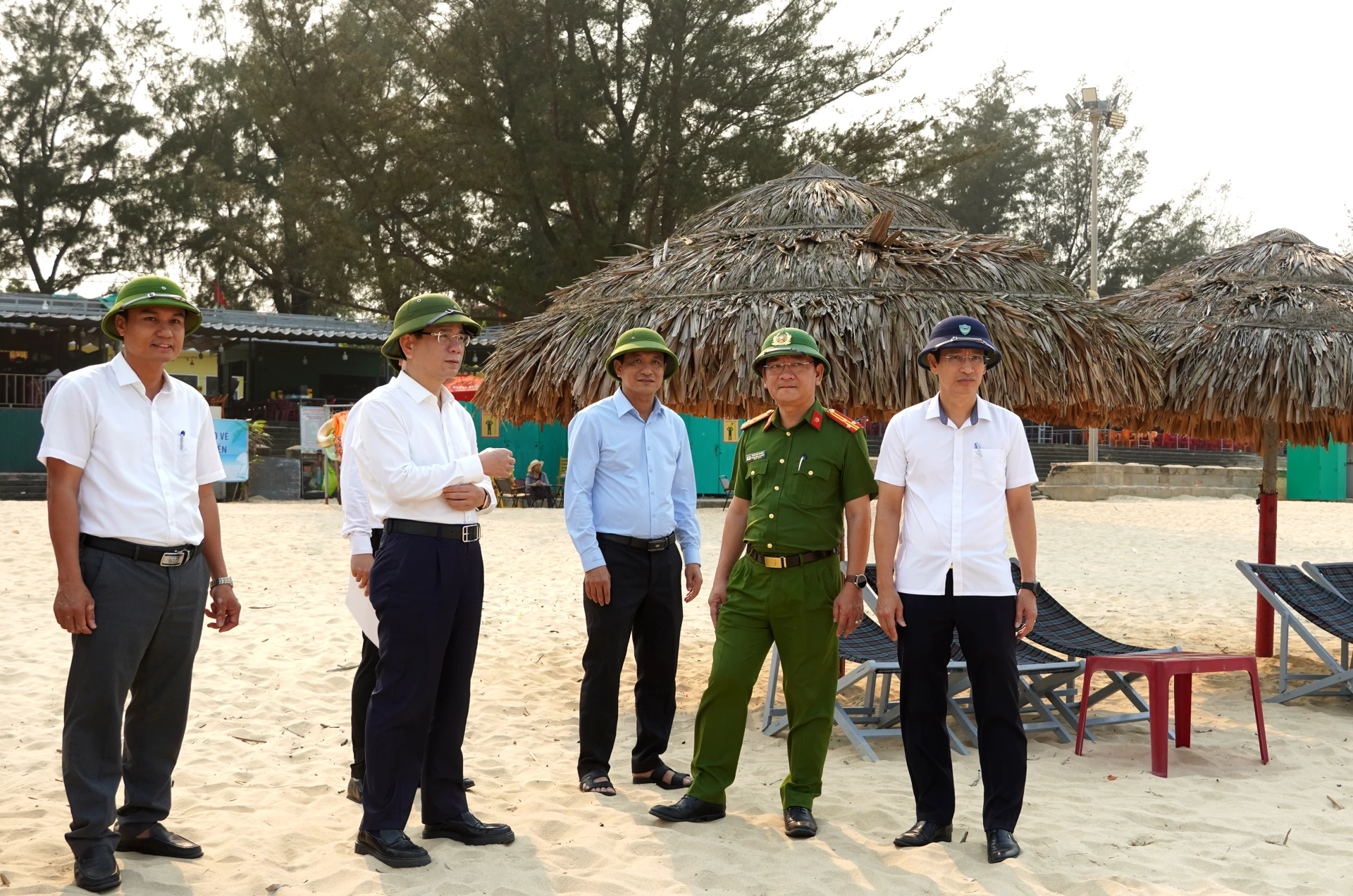 Đồng chí Phan Mạnh Hùng, Bí thư Đảng ủy phường Đồng Hới kiểm tra công tác chỉnh trang, tạo điểm nhấn tại bãi tắm Nhật Lệ - Ảnh: H.Tr