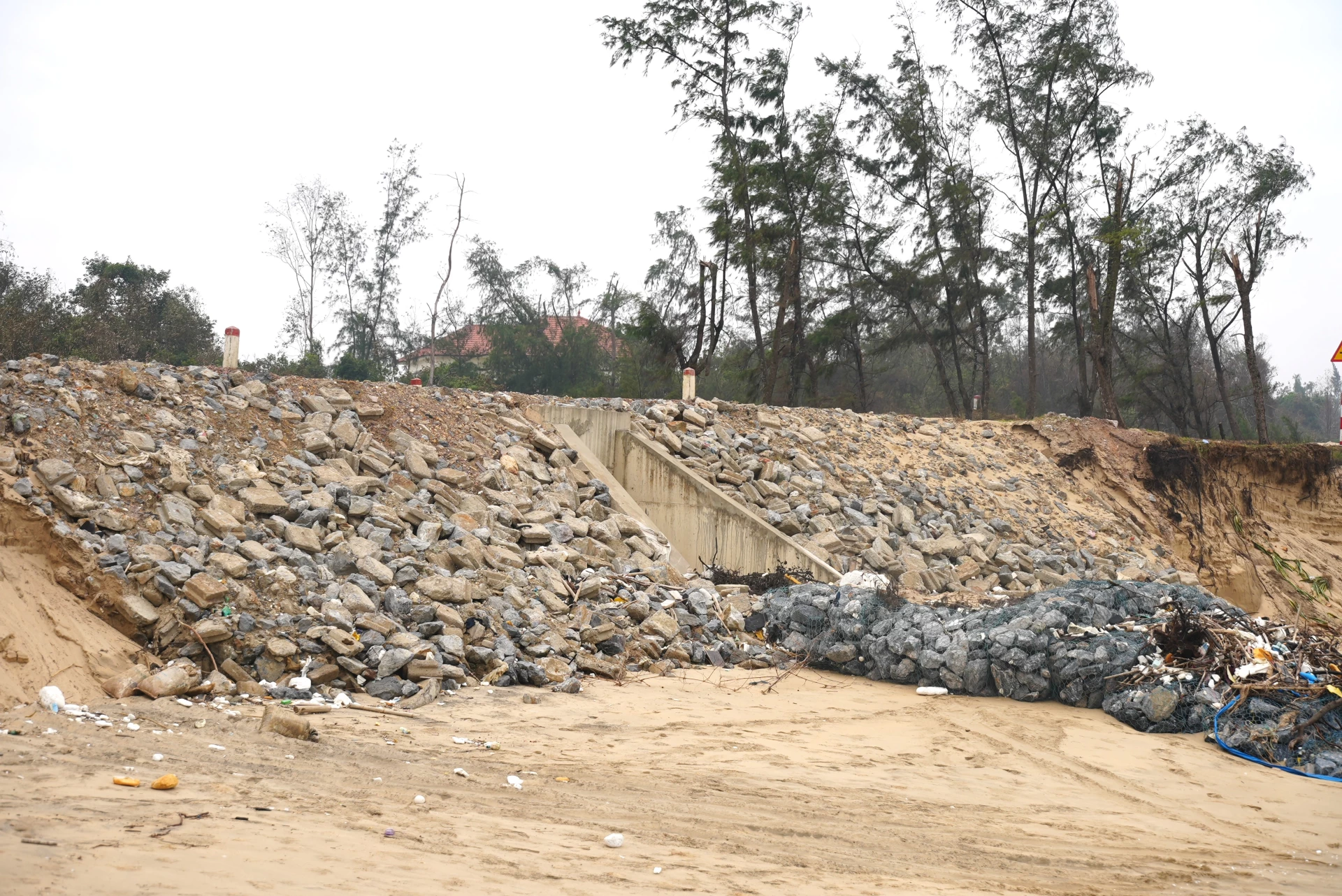 Nhiều đoạn bờ biển ở phường Bắc Gianh bị sạt lở, cần được đầu tư tuyến kè biển- Ảnh: Trung Đức