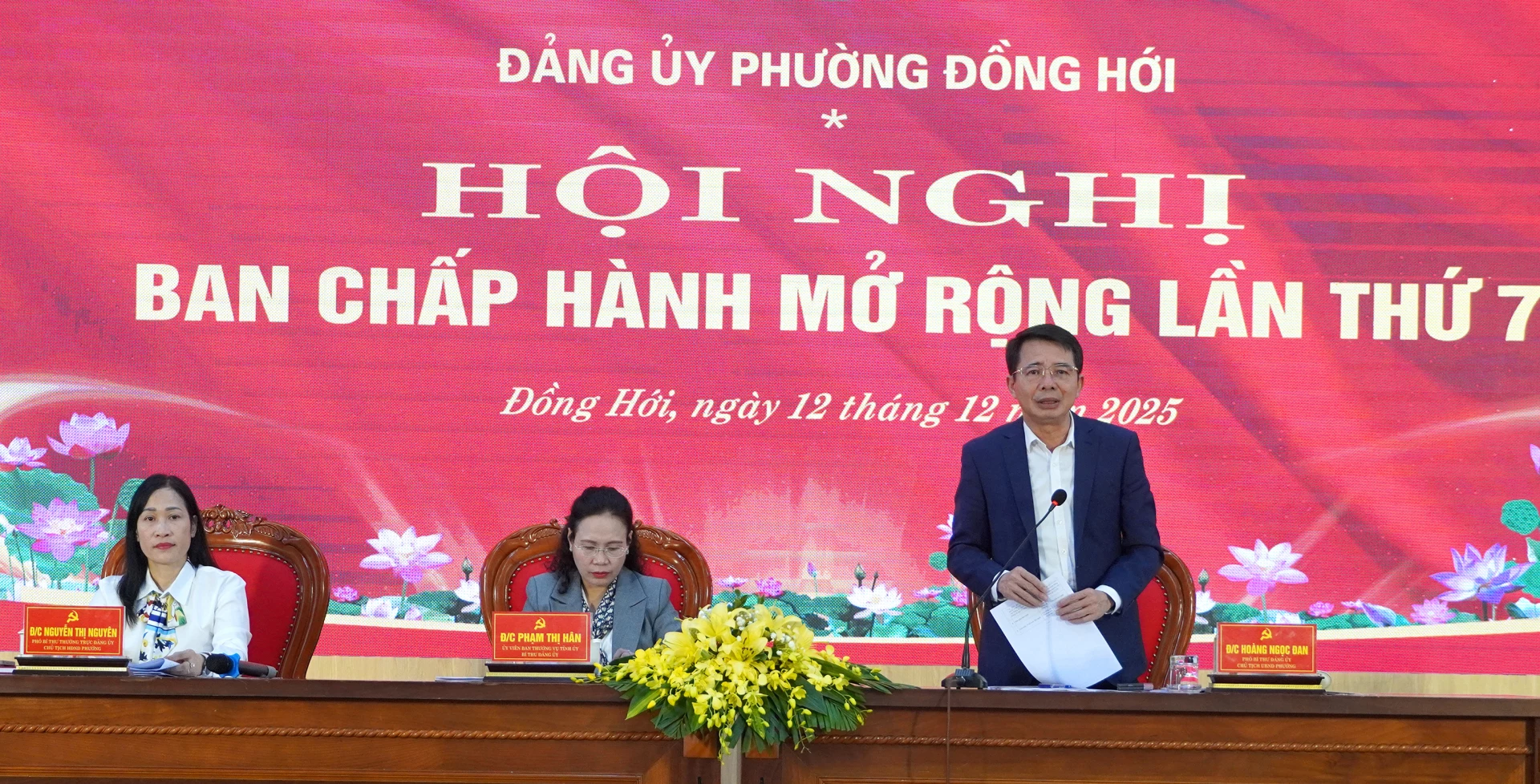 Thường trực Đảng ủy phường Đồng Hới điều hành hội nghị. Ảnh: H.Tr.