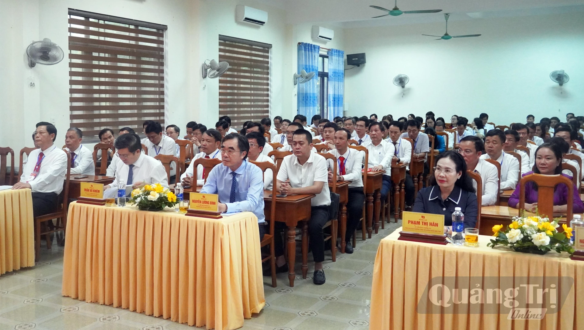 Các đại biểu và học viên dự lễ bế giảng - Ảnh: N.M