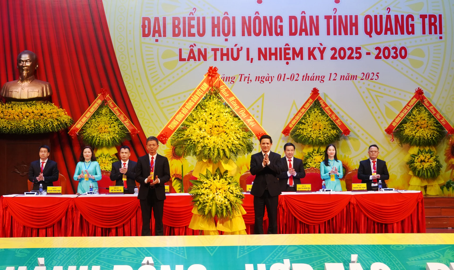 Đồng chí Phạm Tiến Nam, Phó Chủ tịch Trung ương Hội Nông dân Việt Nam tặng hoa chúc mừng đại hội - Ảnh: N.H