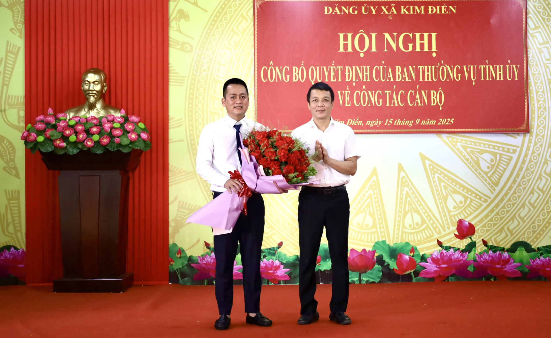 Đồng chí Nguyễn Hoài Nam, Tỉnh ủy viên - Chánh văn phòng UBND tỉnh tặng hoa chúc mừng đồng chí Trần Mạnh Hùng giữ chức Phó Bí thư Đảng ủy xã Kim Điền, nhiệm kỳ 2025 – 2030. Ảnh: Quang Ngọc