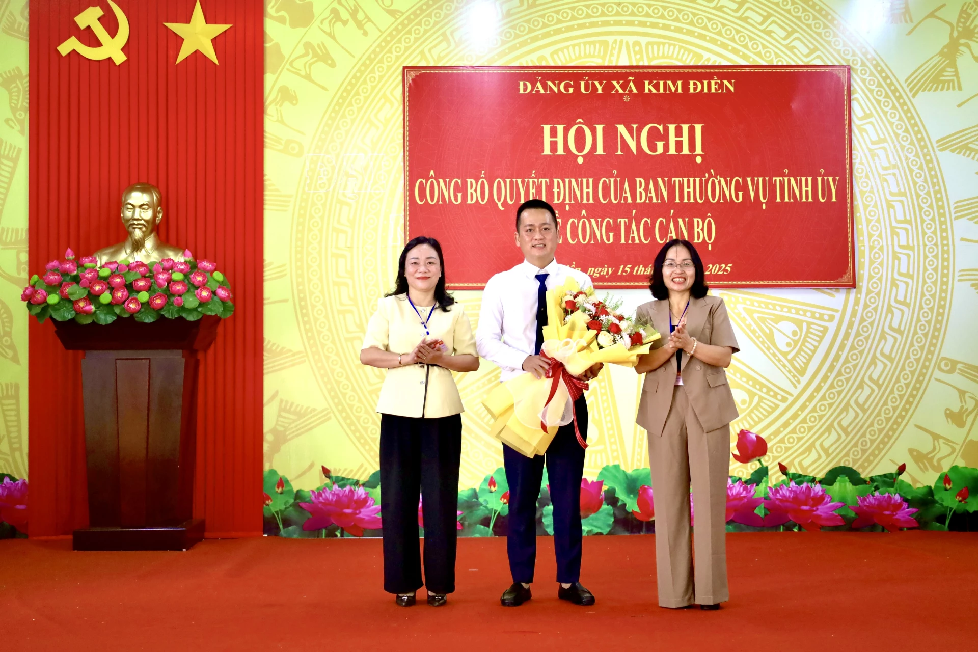 Lãnh đạo Đảng ủy xã Kim Điền tặng hoa chúc mừng đồng chí Trần Mạnh Hùng giữ chức Phó Bí thư Đảng ủy xã Kim Điền, nhiệm kỳ 2025 – 2030. Ảnh: Quang Ngọc