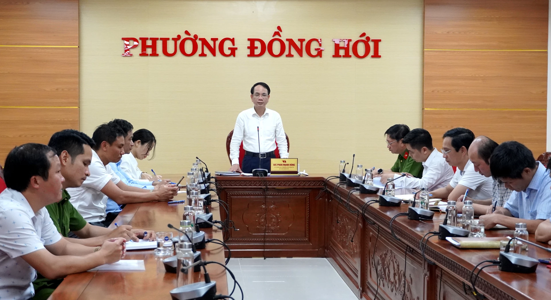 Đồng chí Phan Mạnh Hùng, Bí thư Đảng ủy phường Đồng Hới chủ trì buổi làm việc với các ngành, đơn vị trên địa bàn - Ảnh: H.Tr.