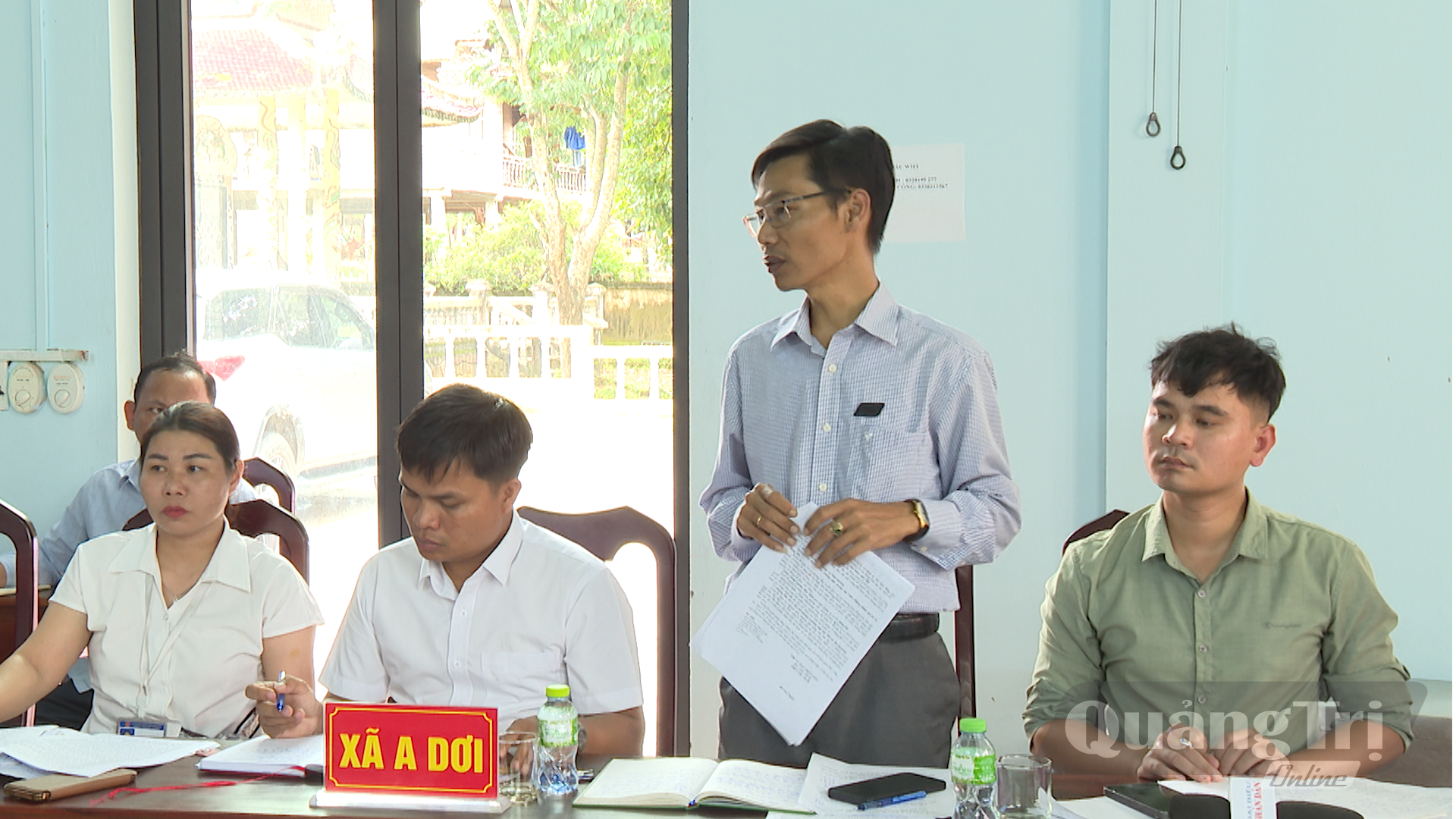 Đại diện xã A Dơi kiến nghị về việc địa phương đang thiếu quỹ đất sạch để thực hiện chính sách giao đất cho ngườ dân - Ảnh: Hoàng Hùng