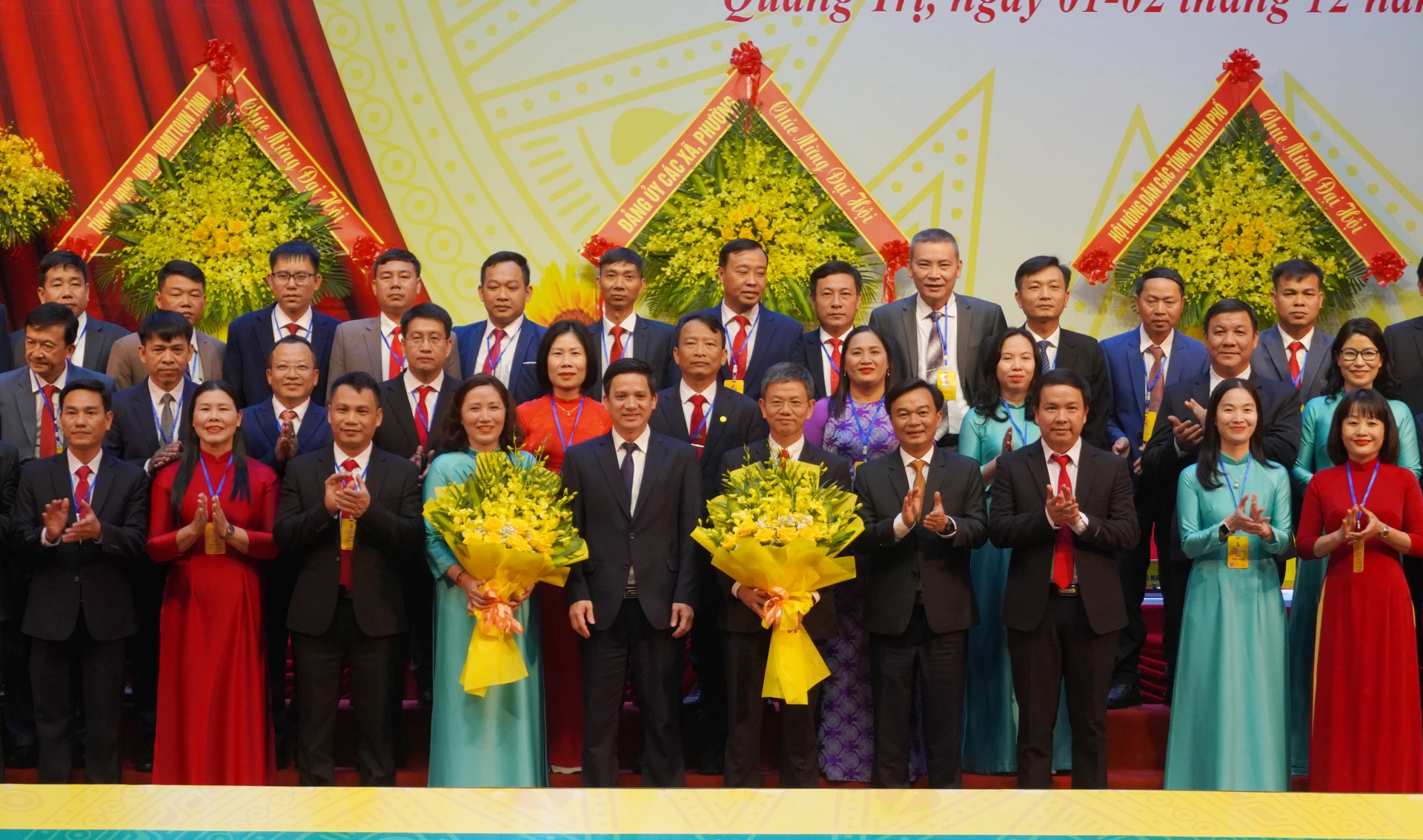 Đồng chí Nguyễn Chiến Thắng, Phó Bí thư Tỉnh ủy, Chủ tịch Ủy ban MTTQ Việt Nam và đồng chí Phạm Tiến Nam, Phó Chủ tịch Trung ương Hội Nông dân Việt Nam tặng hoa chúc mừng Ban Chấp hành Hội Nông dân tỉnh - Ảnh: N.H