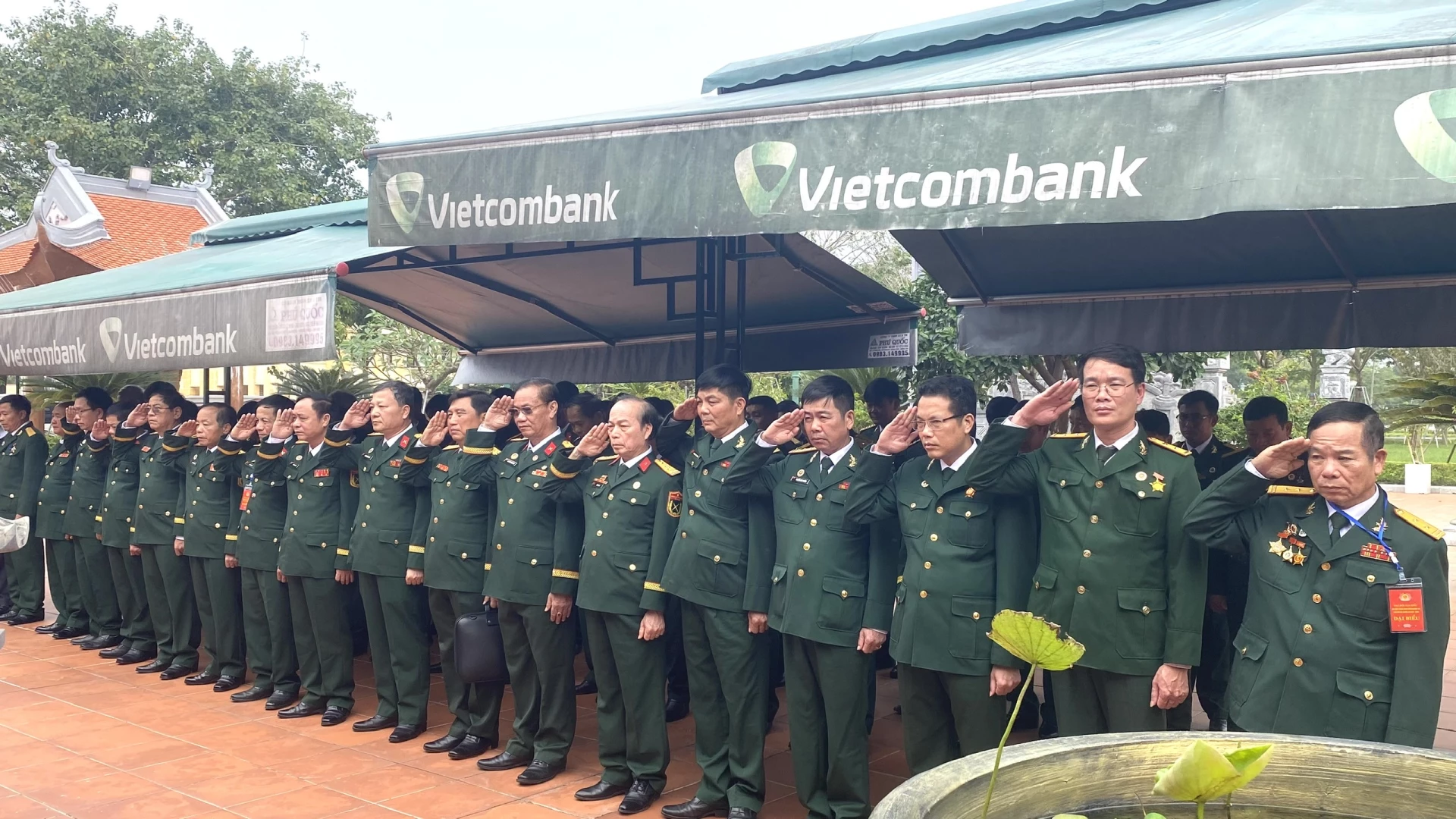 Đoàn đại biểu mặc niệm tưởng nhớ Chủ tịch Hồ Chí Minh và các AHLS - Ảnh: NL