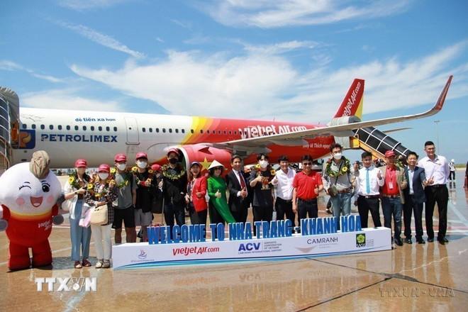 Những vị khách du lịch đầu tiên trên chuyến bay VJ837 cất cánh từ Hàn Quốc đến Cam Ranh, Khánh Hòa. Đây là chuyến bay thẳng đầu tiên từ Hàn Quốc đến Khánh Hòa sau 2 năm bị tạm ngừng do ảnh hưởng bởi dịch COVID-19 (20/5/2022). (Ảnh: Phan Sáu/TTXVN) ttxvn-0808-viet-nam-han-quoc-28.jpg