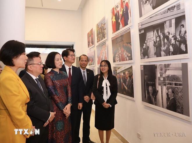Các đại biểu tham quan triển lãm ảnh “30 năm hợp tác Việt Nam-Hàn Quốc” do Thông tấn xã Việt Nam phối hợp với Hãng Thông tấn YONHAP (Hàn Quốc) tổ chức, nhân kỷ niệm 30 năm Ngày thiết lập quan hệ ngoại giao hai nước. (Ảnh: Hoàng Hiếu/TTXVN) ttxvn-0808-viet-nam-han-quoc-19.jpg