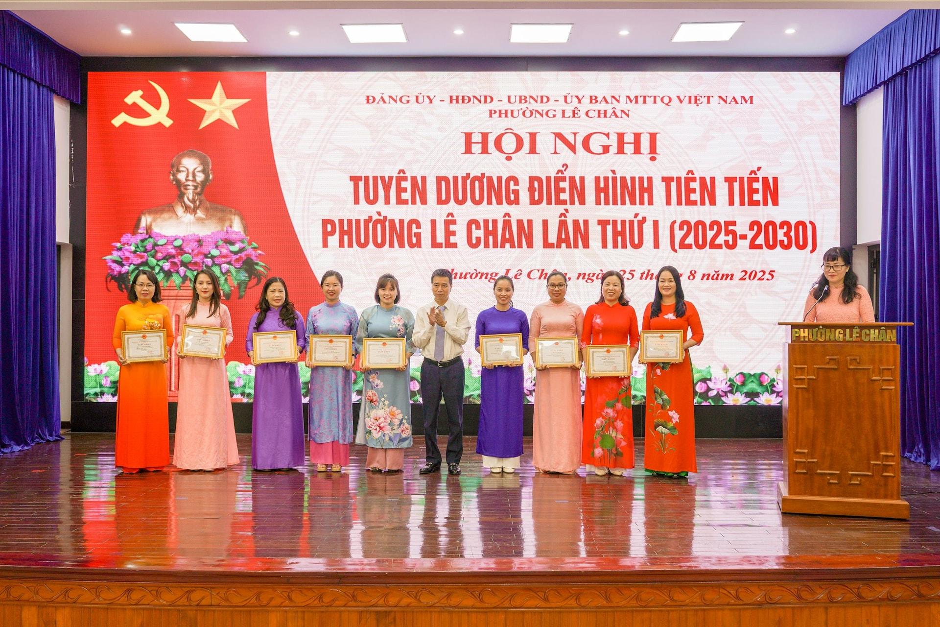 Lãnh đạo phường Lê Chân biểu dương, khen thưởng các cá nhân điển hình tiên tiến giai đoạn 2020 - 2025.