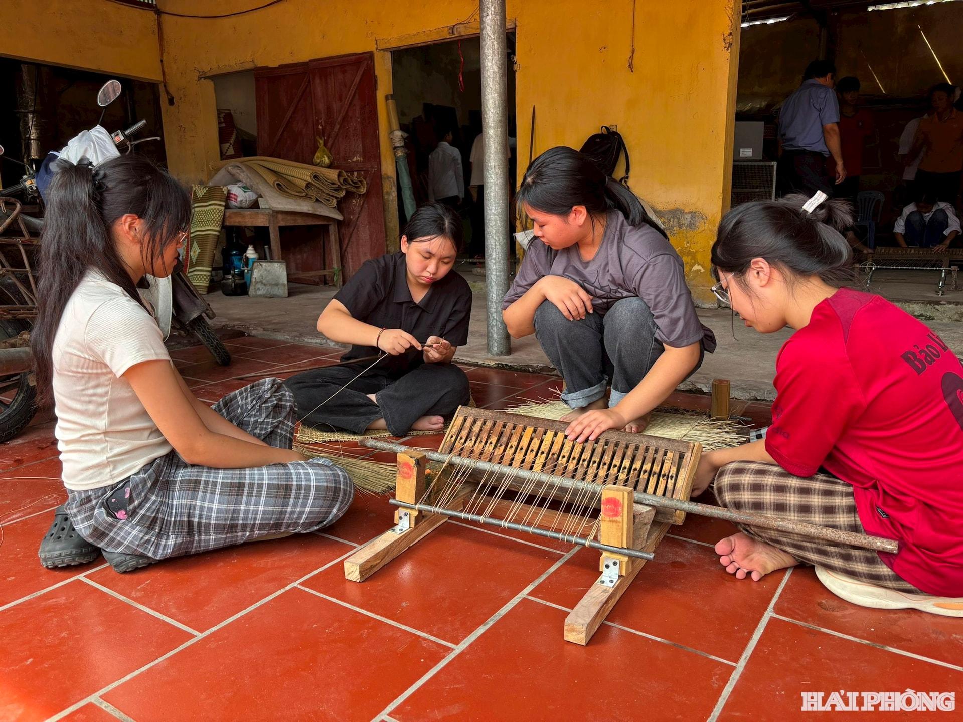 Các học viên húng thú tham gia thực hành kỹ thuật dệt chiếu cói