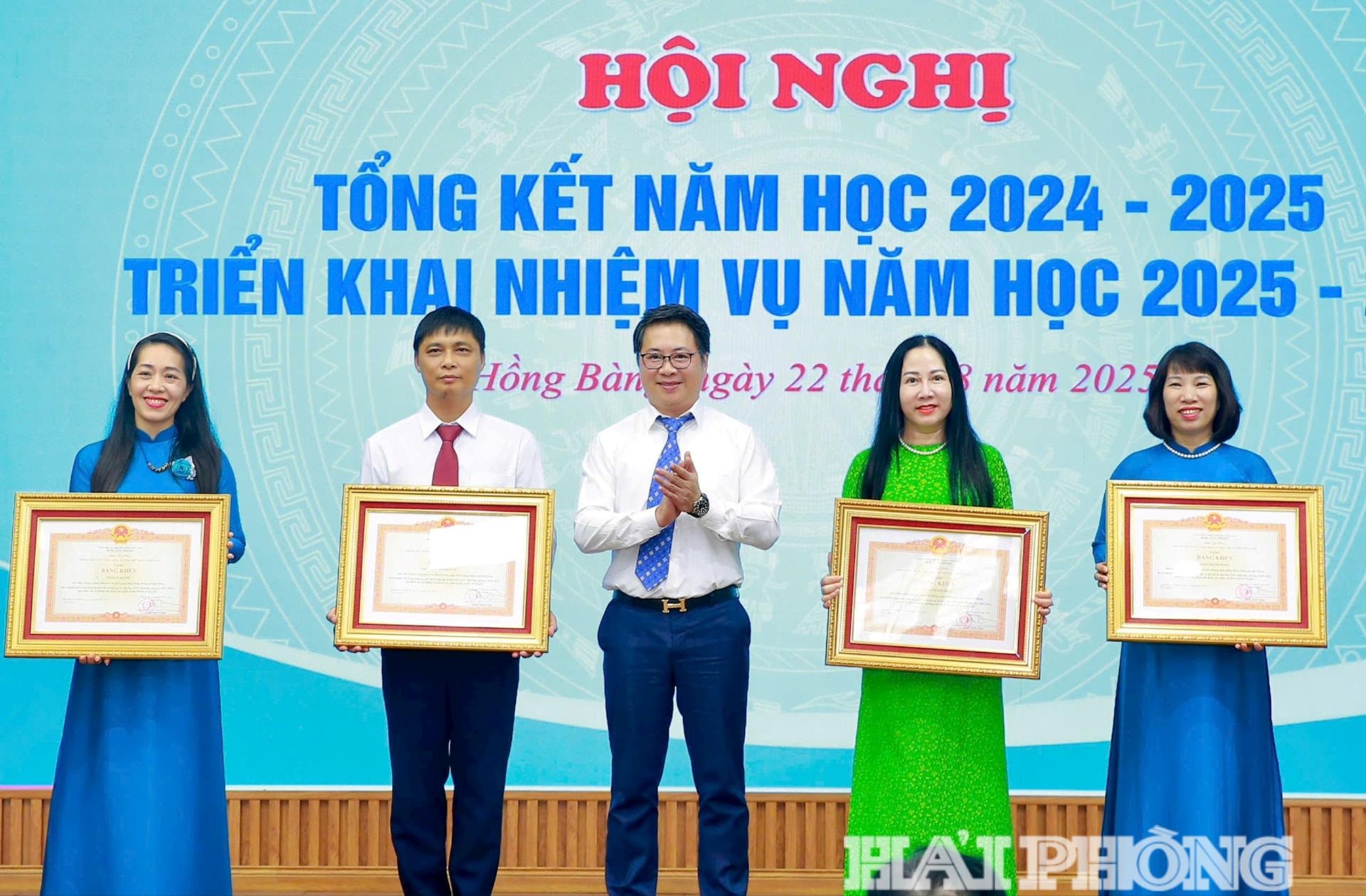 Đồng chí Nguyễn Thành Hưng, Uỷ viên Thành uỷ, Bí thư Đảng uỷ phường Hồng Bàng trao bằng khen của Thủ tướng Chính phủ tặng các cá nhân