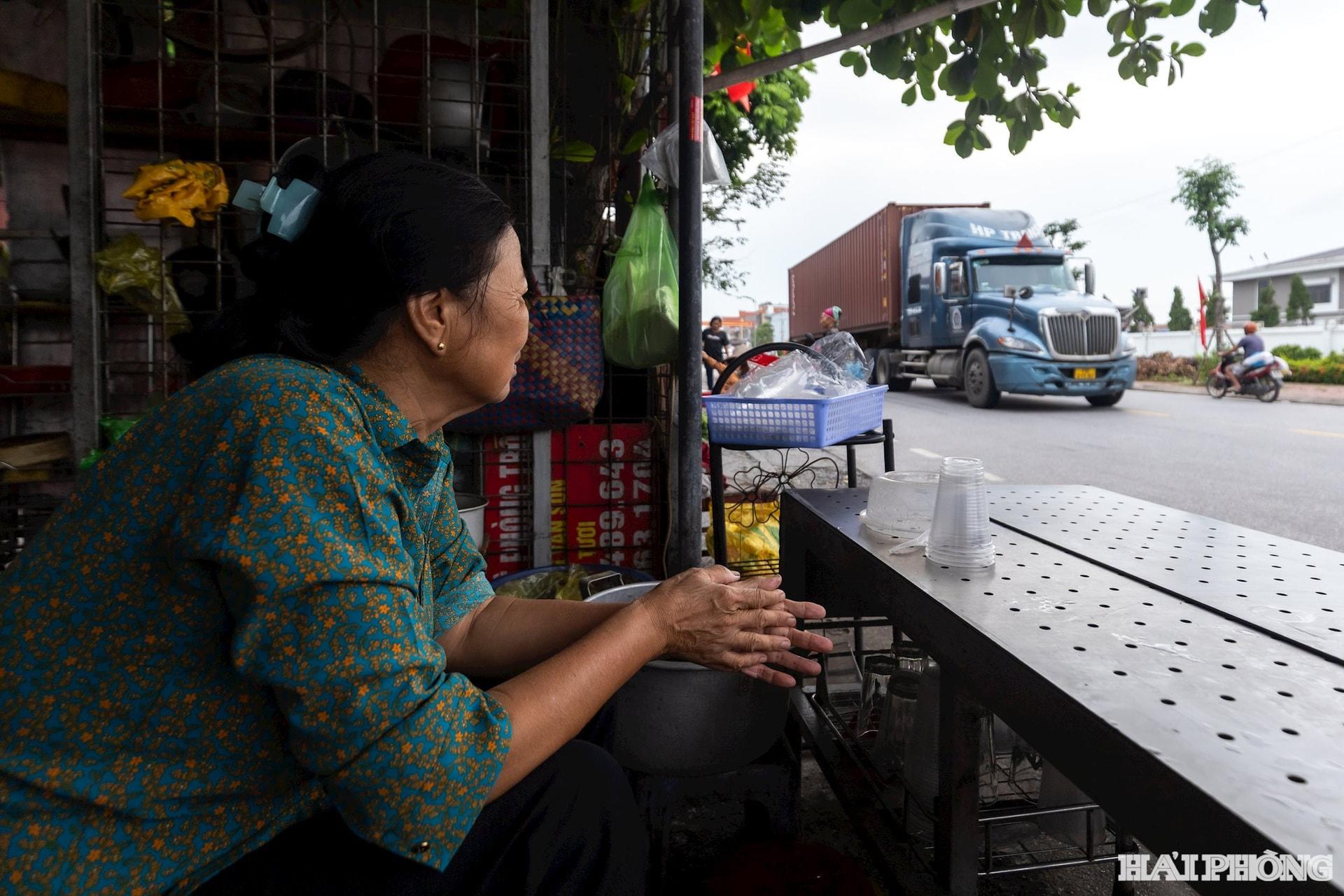 Đối với những hộ dân ven quốc lộ 17B như bà Liệu, mong mỏi bấy lâu chỉ là không còn cảnh xe tải nối đuôi nhau trong khói bụ và ồn ã cả ngày lẫn đêm