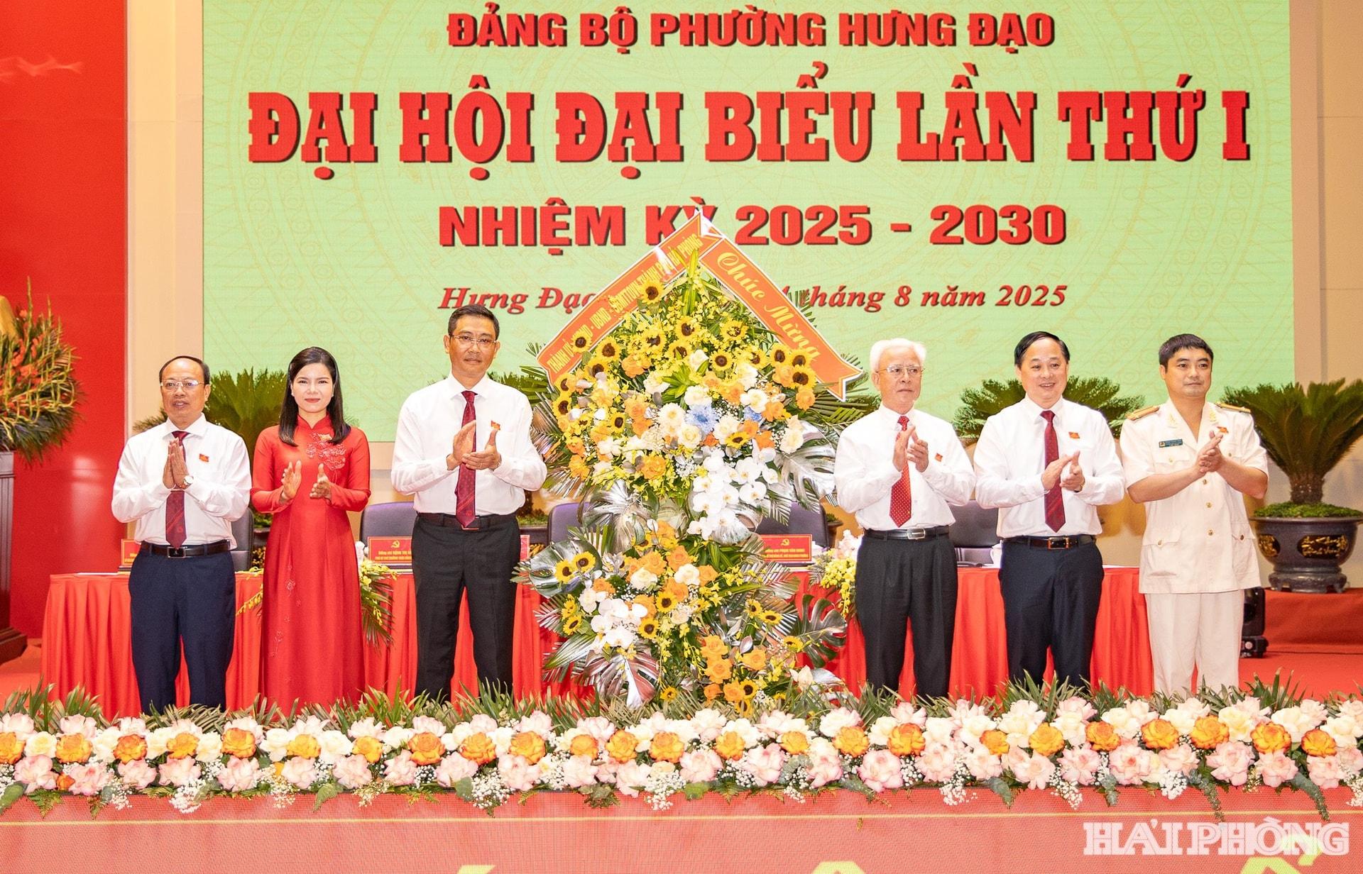 Đồng chí Nguyễn Đình Chuyến, Ủy viên Ban Thường vụ Thành ủy, Trưởng Ban Nội chính Thành ủy tặng hoa chúc mừng đại hội