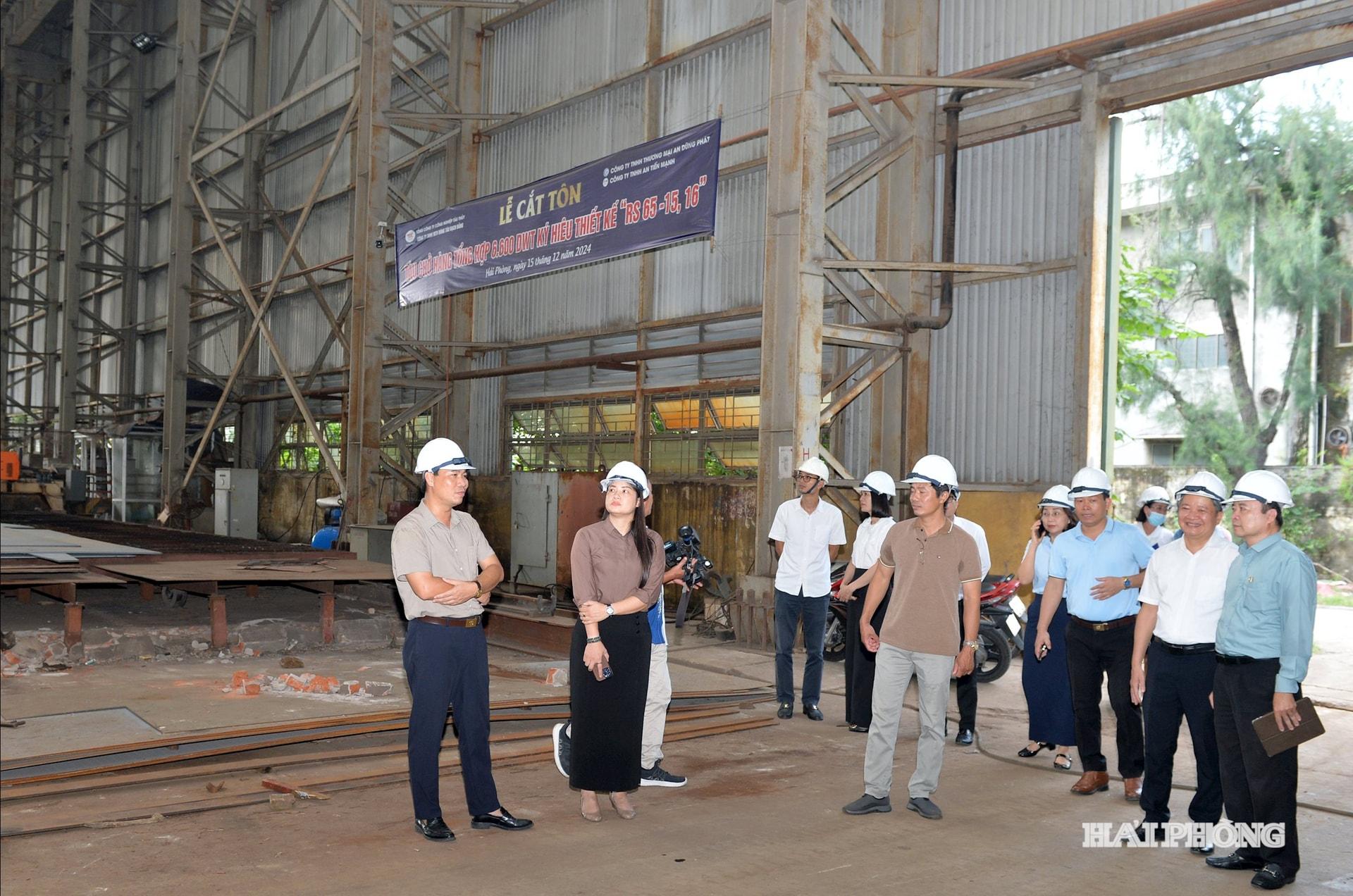 Đoàn giám sát kiểm tra các điểm sản xuất tại Công ty đóng tàu Bạch Đằng.