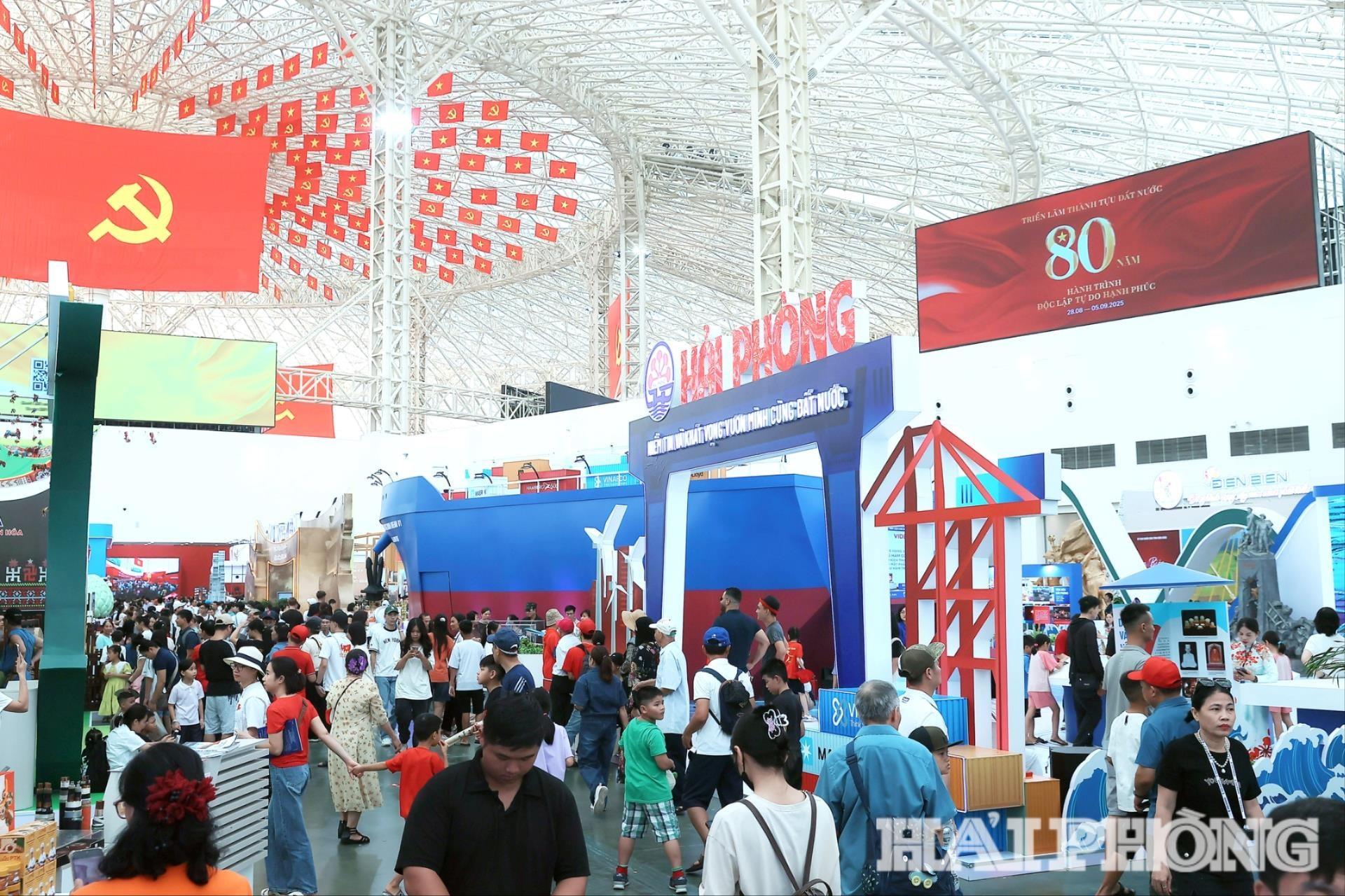 Khu trưng bày trong nhà của thành phố Hải Phòng thu hút đông đảo nhân dân đến tham quan, tìm hiểu và trải nghiệm hành trình phát triển của thành phố Cảng.