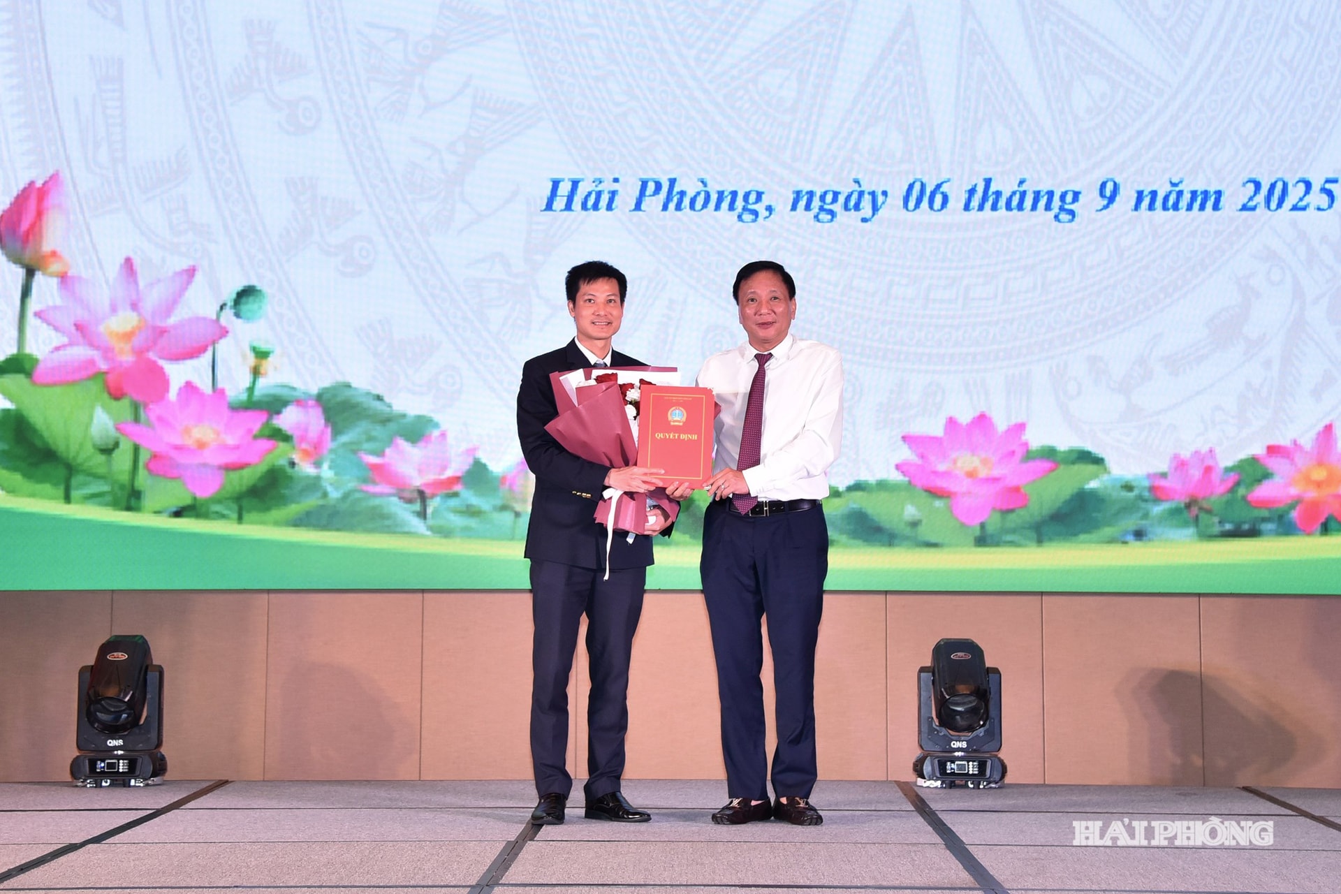 Đồng chí Lưu Tuấn Dũng, Chánh án TAND thành phố Hải Phòng trao quyết định về công tác cán bộ.