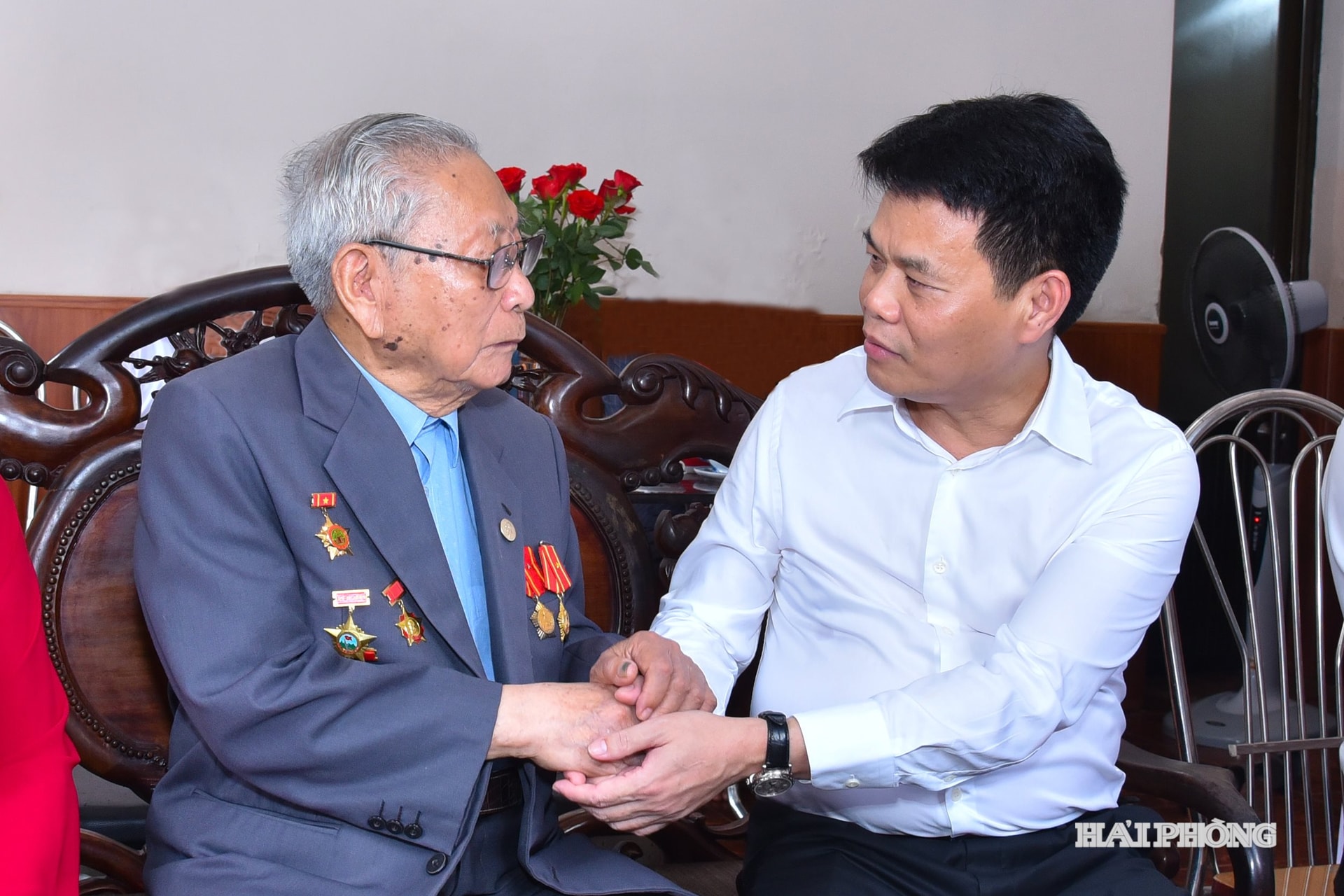 Đồng chí Lê Ngọc Châu, Chủ tịch UBND thành phố thăm hỏi ông Nguyễn Như Tiến ở TDP Đại lộ Tôn Đức Thắng, phường An Hải. Ảnh: Trung Kiên