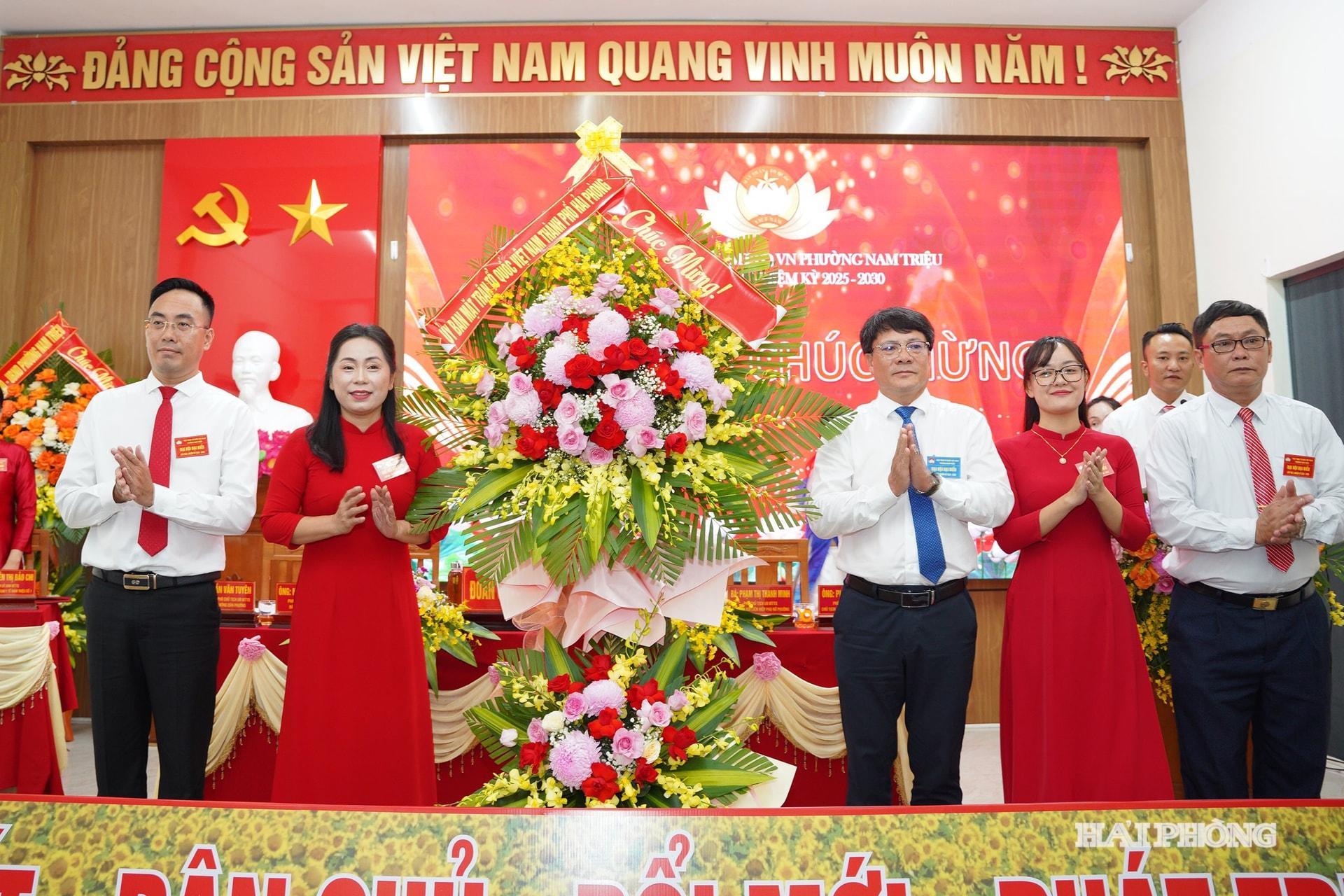 Lãnh đạo Uỷ ban MTTQ Việt Nam thành phố tặng hoa chúc mừng Đại hội.