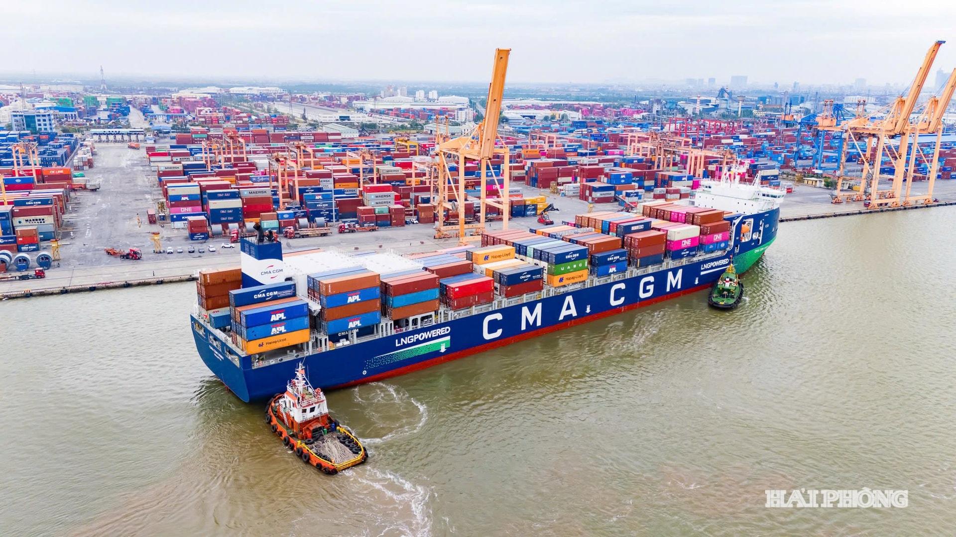 Cảng Tân Vũ đã đón chuyến tàu đầu tiên chạy bằng nhiên liệu LNG của hãng tàu CMA CGM là tàu CMA CGM VISBY và đánh dấu xu hướng sử dụng nhiên liệu xanh trong ngành vận tải biển và thể hiện năng lực tiếp nhận các loại tàu hiện đại của Cảng Hải Phòng. Ảnh: LÊ DŨNG
