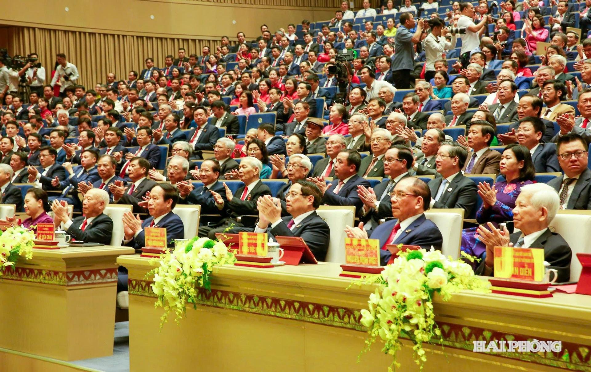 Các đồng chí lãnh đạo và đại biểu dự Đại hội.