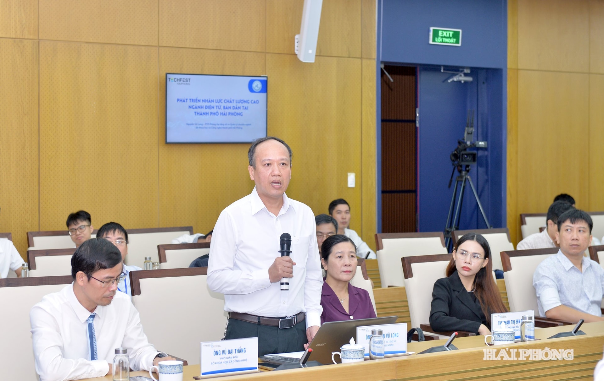 Đồng chí Nguyễn Vũ Long, Phòng Hạ tầng số và quản lý chuyên nghành, Sở Khoa học và Công nghệ phát biểu tham luận tại hội thảo