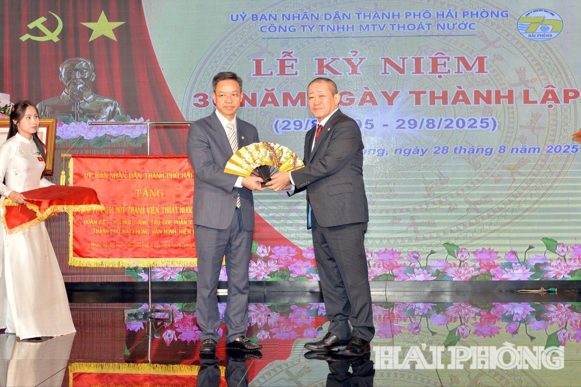 Đại diện Cục cấp thoát nước thành phố Kitakyushu, Nhật Bản trao quà lưu niệm tặng Công ty TNHH MTV thoát nước Hải Phòng