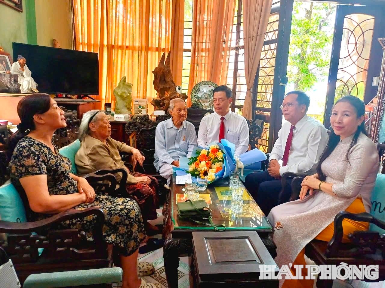 Đồng chí Phạm Văn Thép, Ủy viên Ban Thường vụ Thành ủy, Giám đốc Sở Khoa hoc và Công nghệ trao huy hiệu 80 năm tuổi Đảng tặng đồng chí Ngô Tuân, ở số 32 phố Điện Biên Phủ