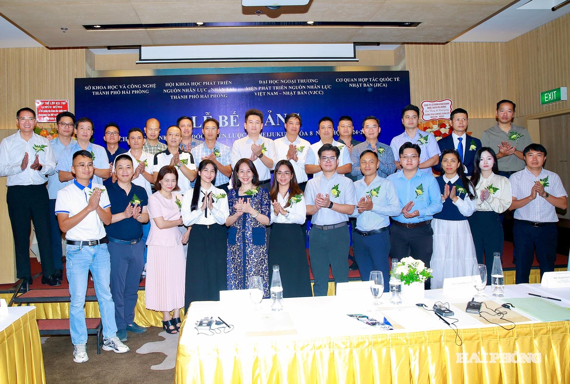 Các học viên khoá 9 trong ngày khai giảng