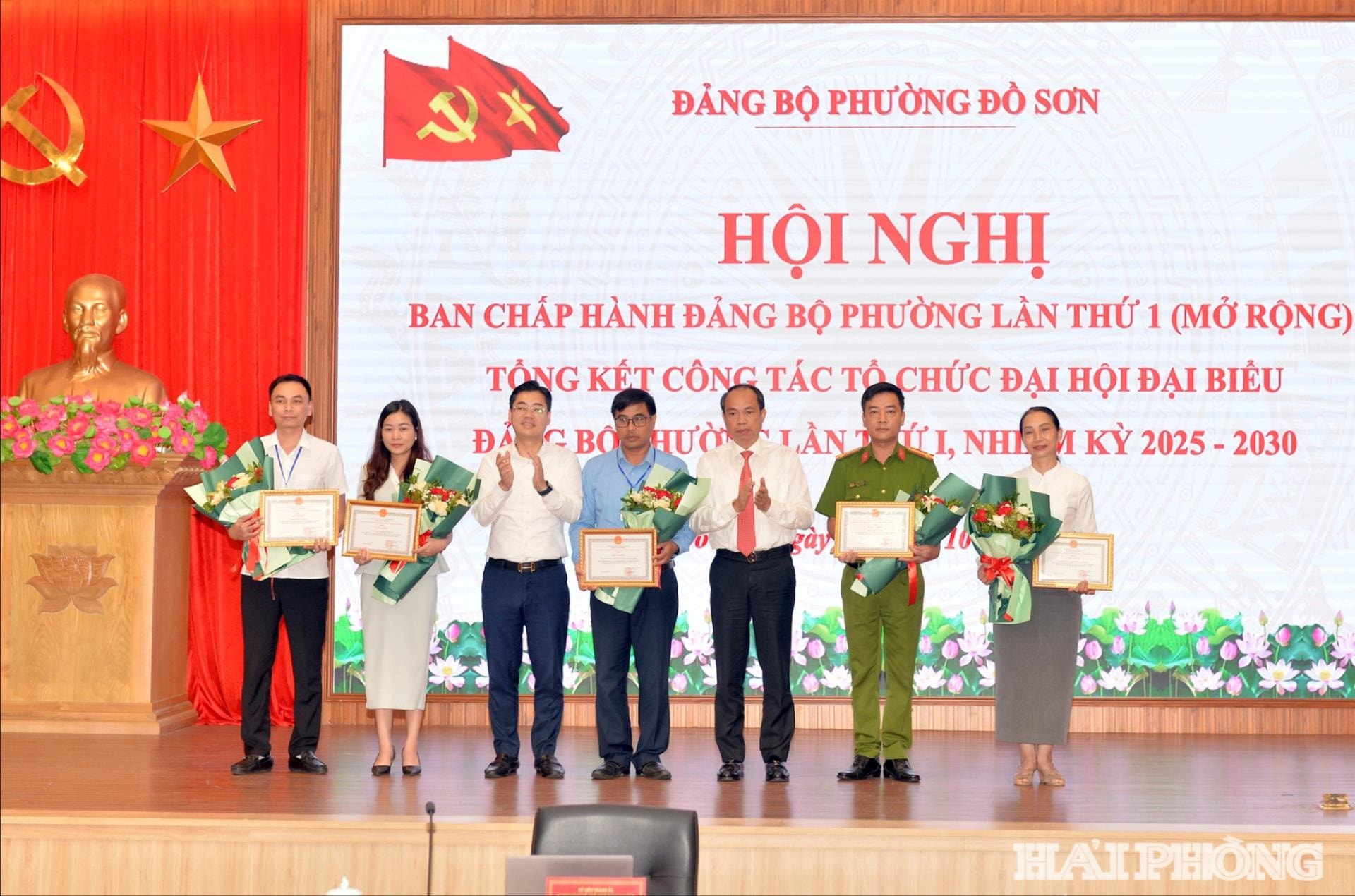 Hội nghị biểu dương các tập thể có thành tích xuất sắc trong công tác tổ chức Đại hội Đảng bộ phường