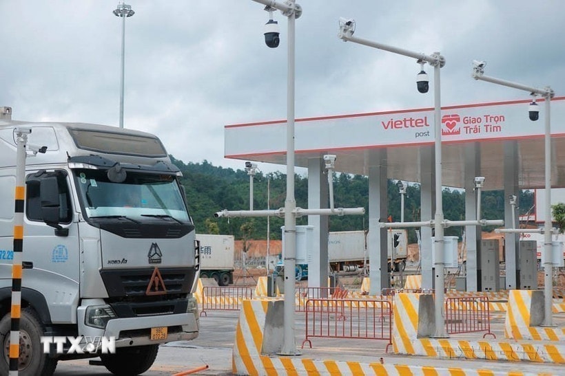 Cổng thông minh (Smart Gate) của Công viên Logistics Viettel cho phép nhận diện biển số xe, mã container và sinh trắc học tài xế. Ứng dụng V-Gate hỗ trợ doanh nghiệp và lái xe đặt chỗ, theo dõi dịch vụ từ xa, tối ưu hóa thời gian và giảm chi phí quản lý. (Ảnh: Minh Quyết/TTXVN)