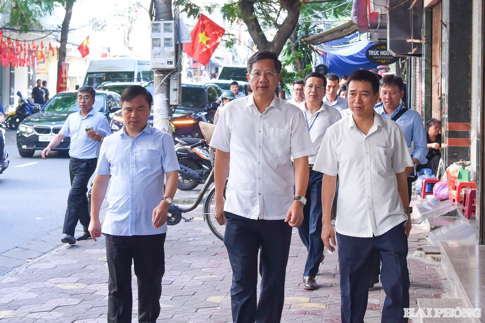 Đồng chí Lê Anh Quân, Phó chủ tịch Thường trực UBND thành phố kiểm tra thực địa tiến độ giải phóng mặt bằng các dự án đang triển khai trên địa bàn phường Lê Chân và An Biên. Ảnh: Trung Kiên