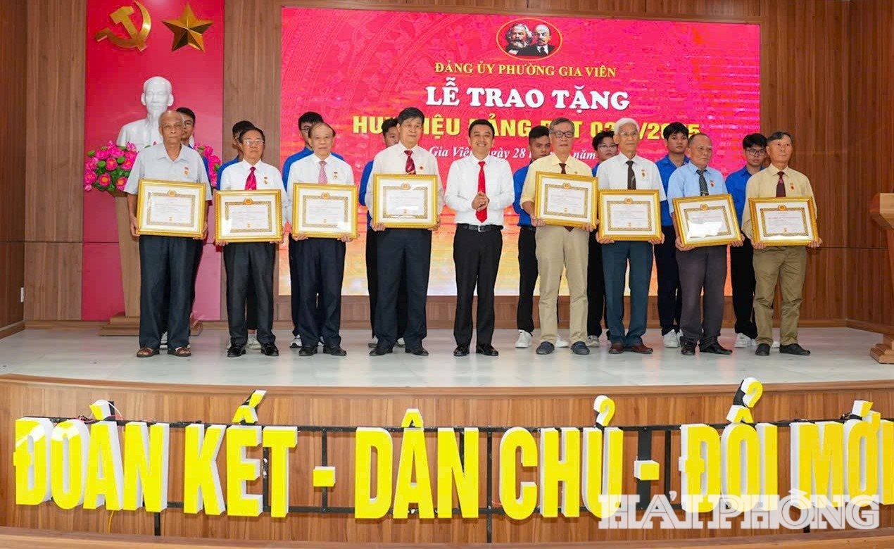 Đồng chí Trần Quang Tường, Bí thư Đảng ủy phường Gia Viên trao huy hiệu Đảng tặng các đảng viên