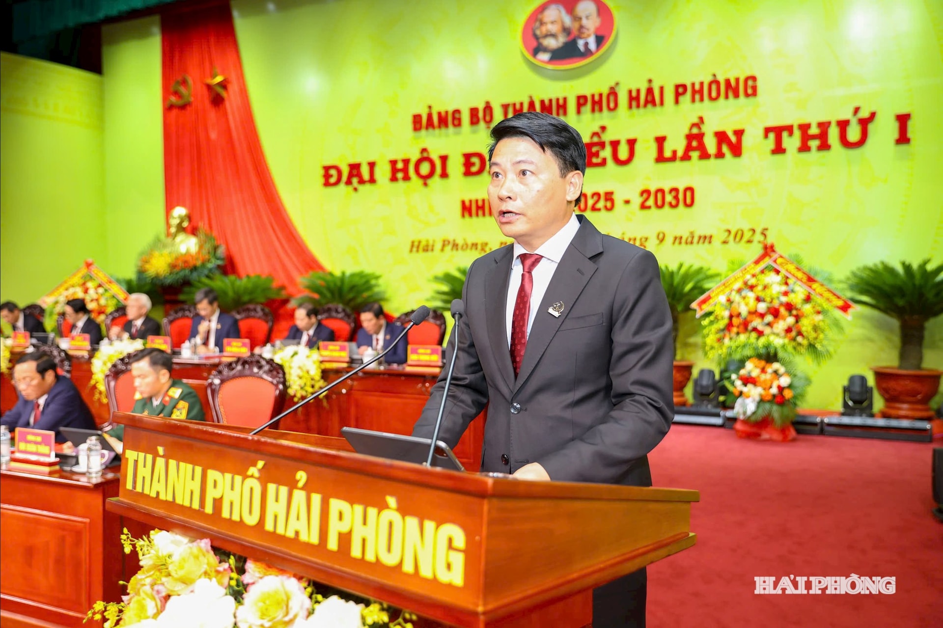 Đồng chí Nguyễn Cao Lân, Thành ủy viên, Phó trưởng ban Thường trực Ban Tuyên giáo và Dân vận Thành ủy tham gia ý kiến.