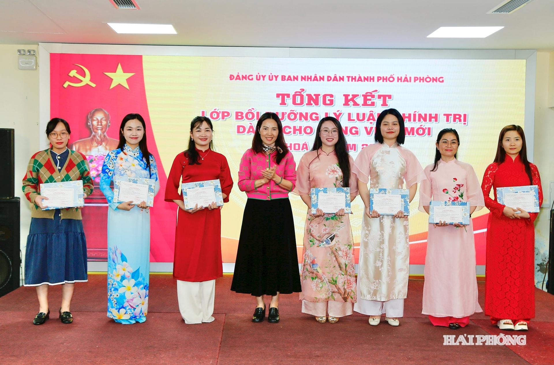 Lãnh đạo Đảng ủy UBND thành phố trao giấy chứng nhận và quà tặng học viên có thành tích xuất sắc.